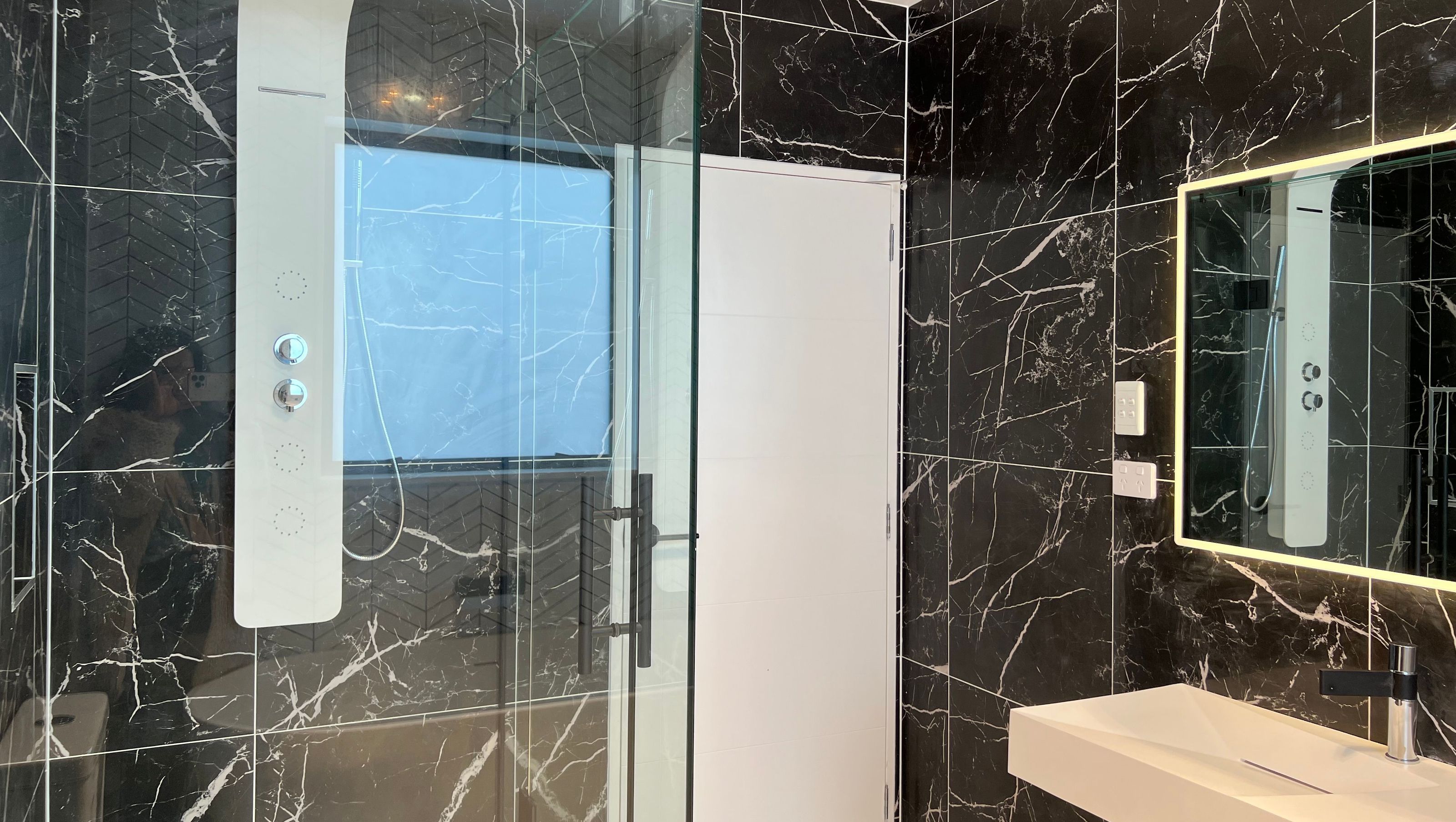 Timeless Black White Bath