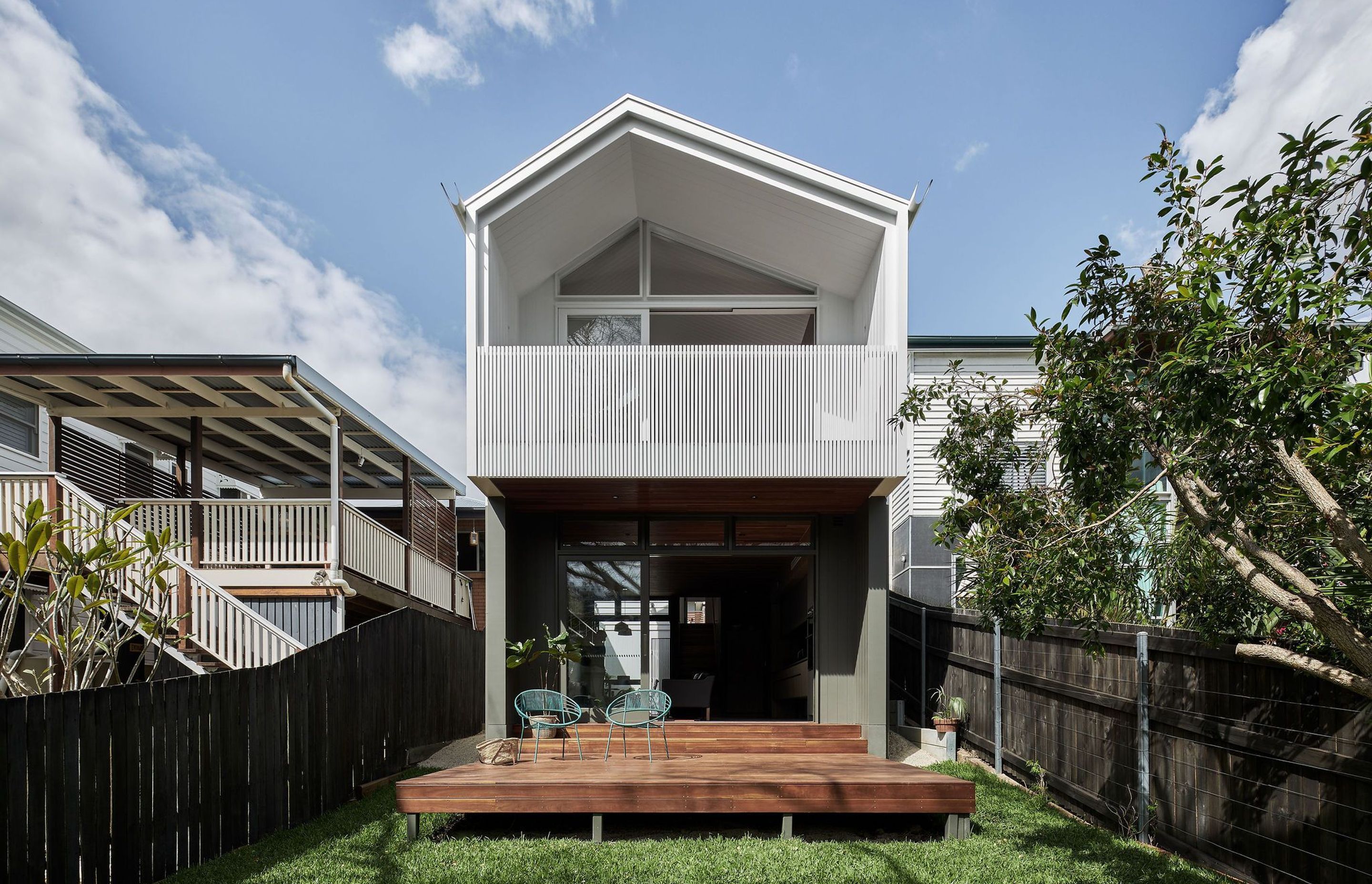 Photography: Andy Macpherson / Alanna Jayne McTiernan | Through this new addition that doubles the volume of the existing cottage, the ground floor now has a direct connection to the backyard