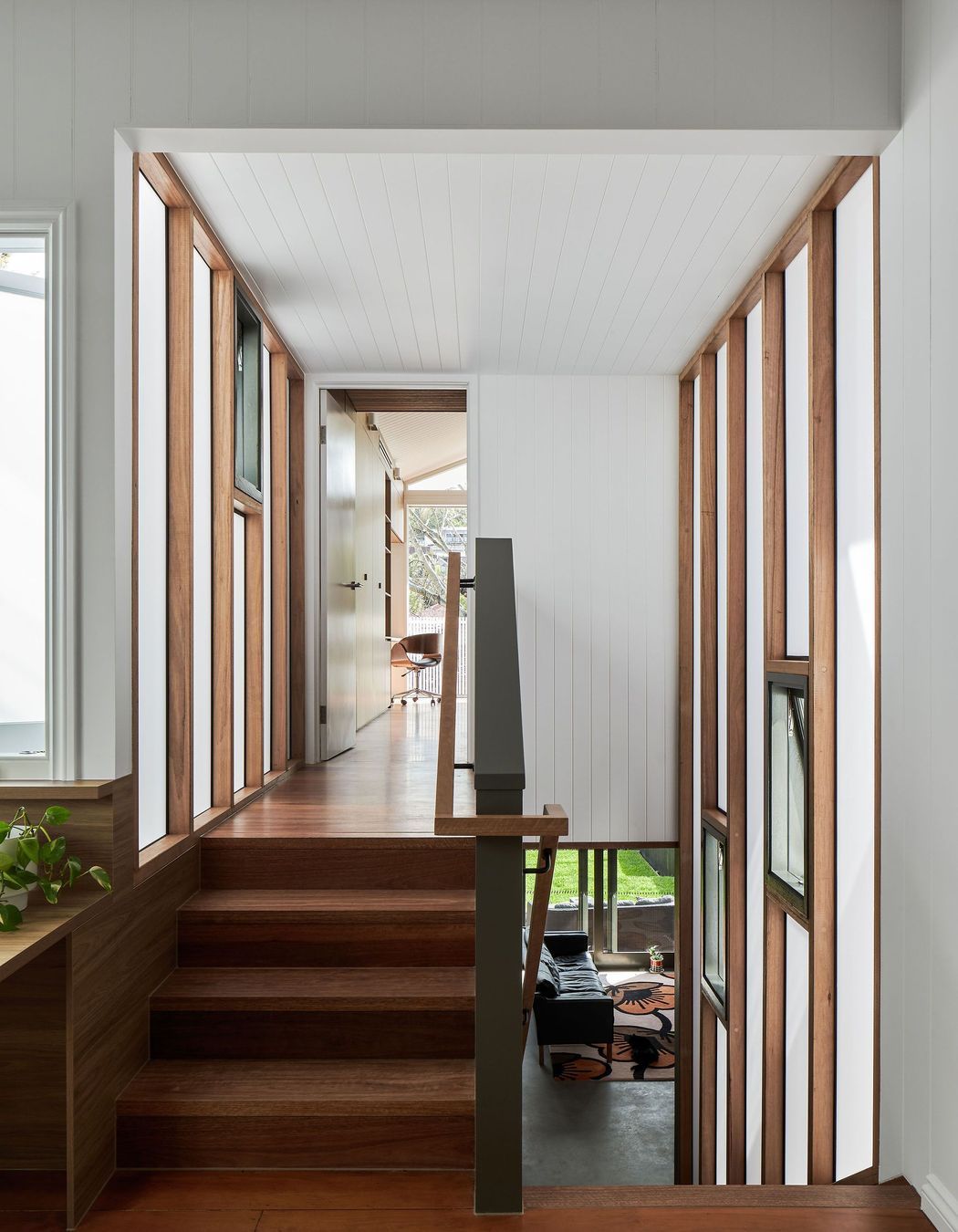 Photography: Andy Macpherson / Alanna Jayne McTiernan | Through this new addition that doubles the volume of the existing cottage, the ground floor now has a direct connection to the backyard