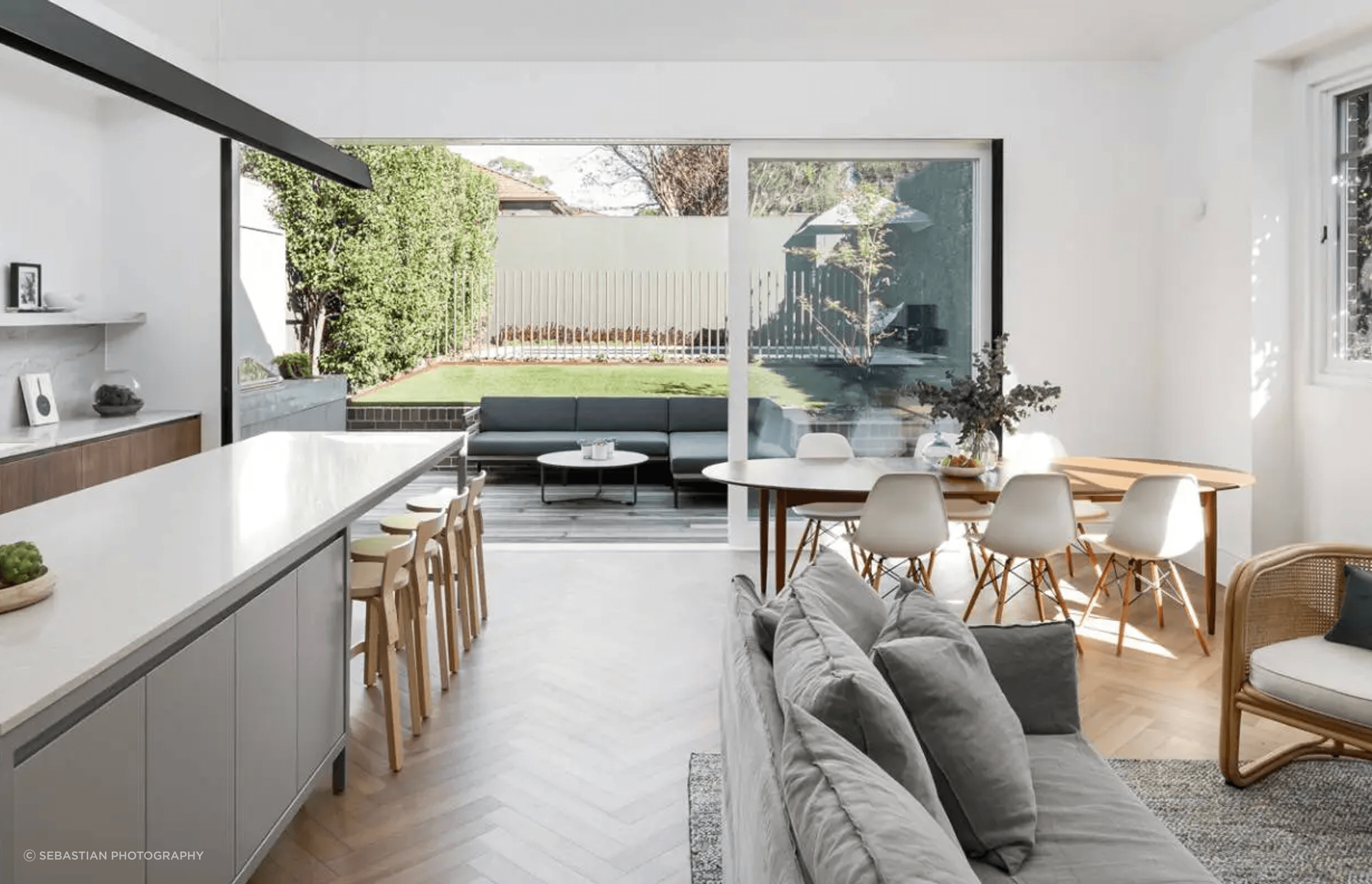 Tavira Limestone Alfresco | Bayside Built | Weir Phillips Architect