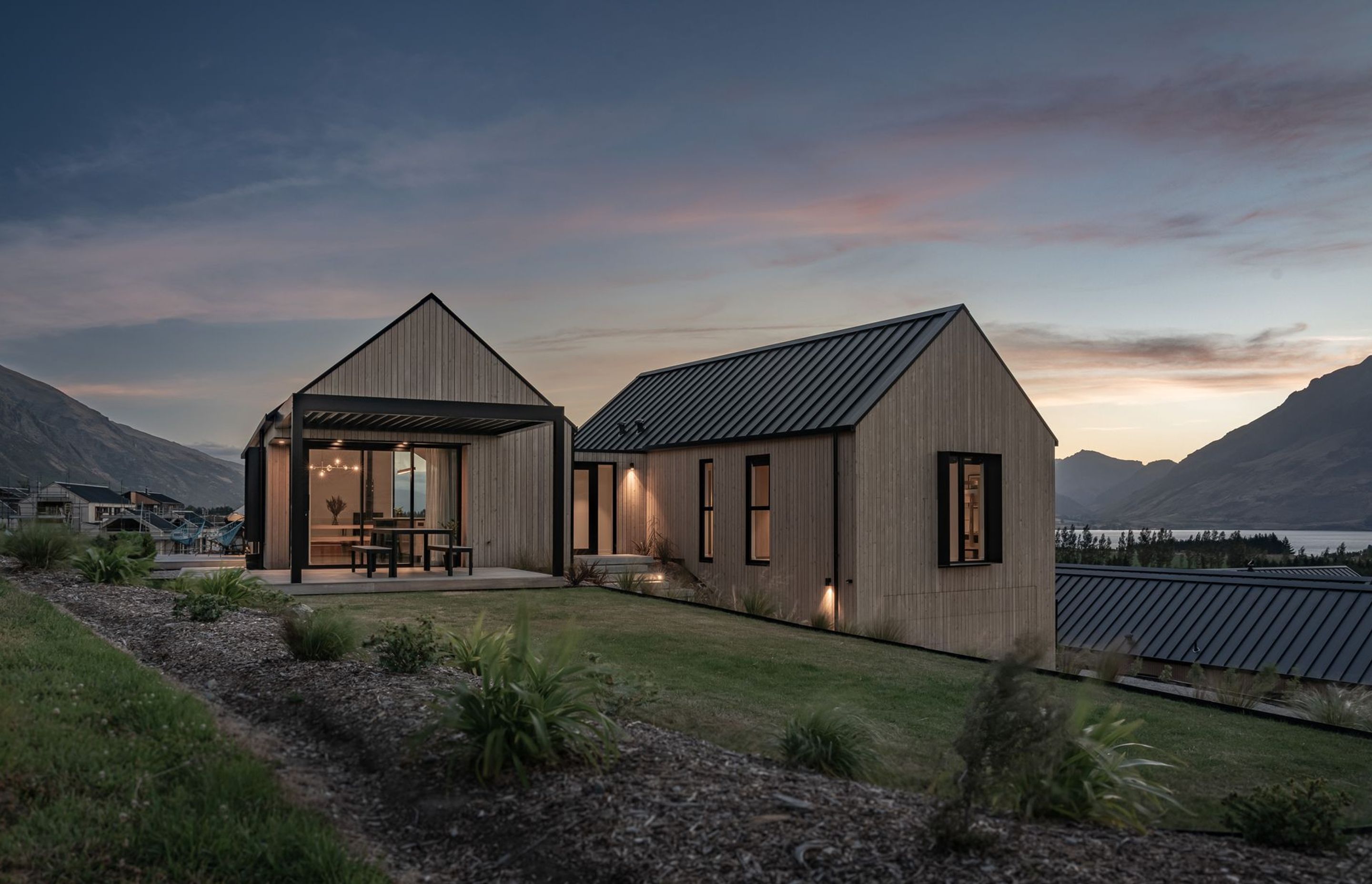 A glazed hallway between the two building forms, gives access to the bedrooms and lower garage level.