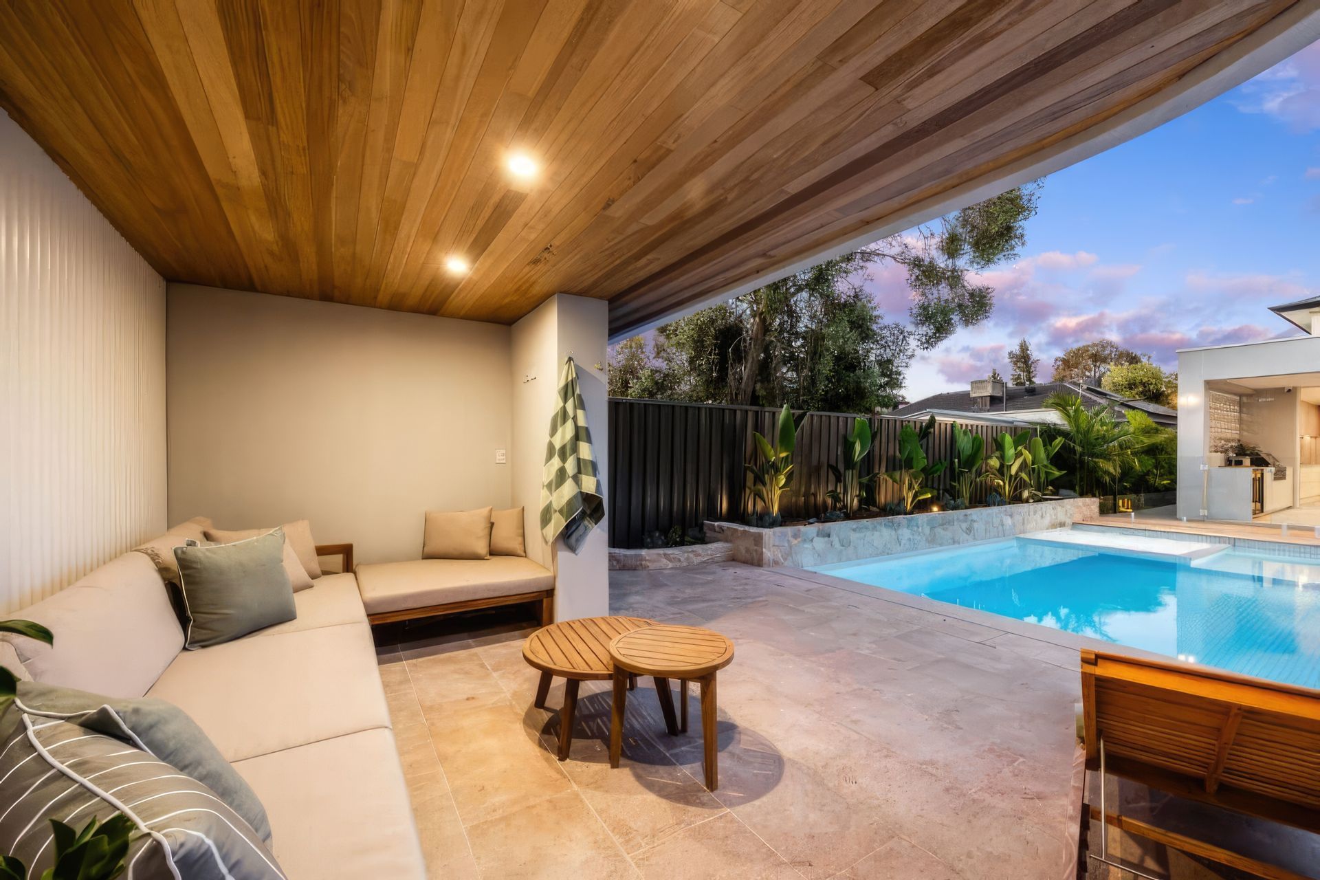 ScaledFISK-Backyard-35AAussieUnderCover-1024x683-standard-scale-300x.jpg