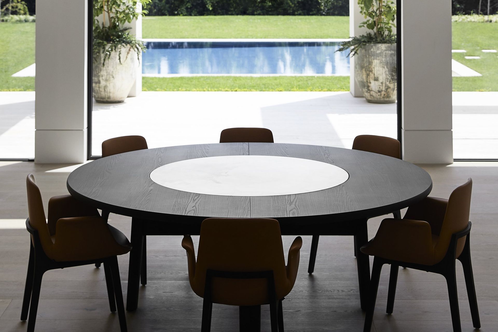 Above: Ventura dining chair. Born from the collaboration between Jean-Marie Massaud and Poliform, the Ventura dining chair  is the quintessential partner for dining. Enveloping, fluid and sensual shapes are combined with upholstered comfort and refinement