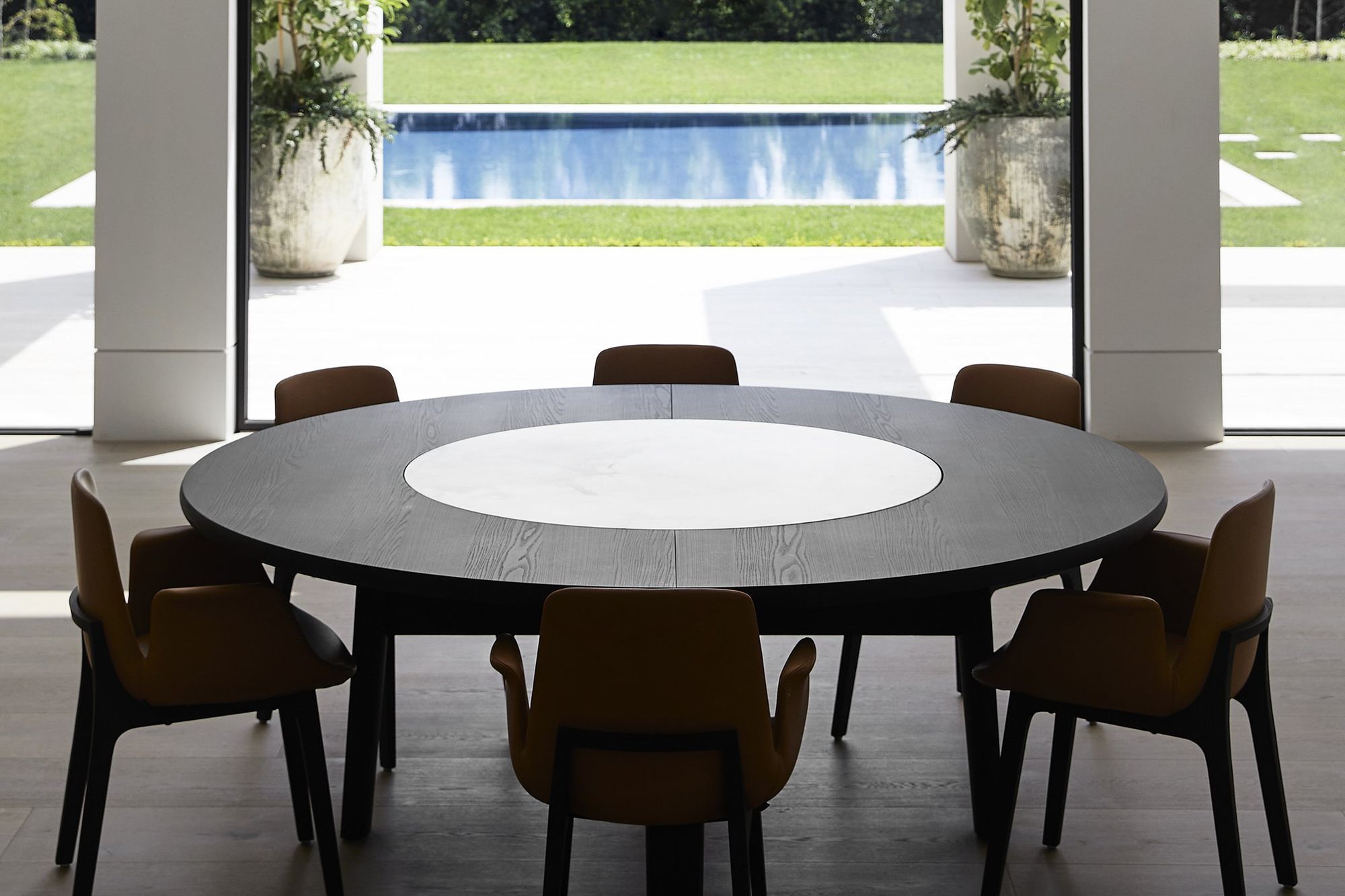 Above: Ventura dining chair. Born from the collaboration between Jean-Marie Massaud and Poliform, the Ventura dining chair is the quintessential partner for dining. Enveloping, fluid and sensual shapes are combined with upholstered comfort and refinement