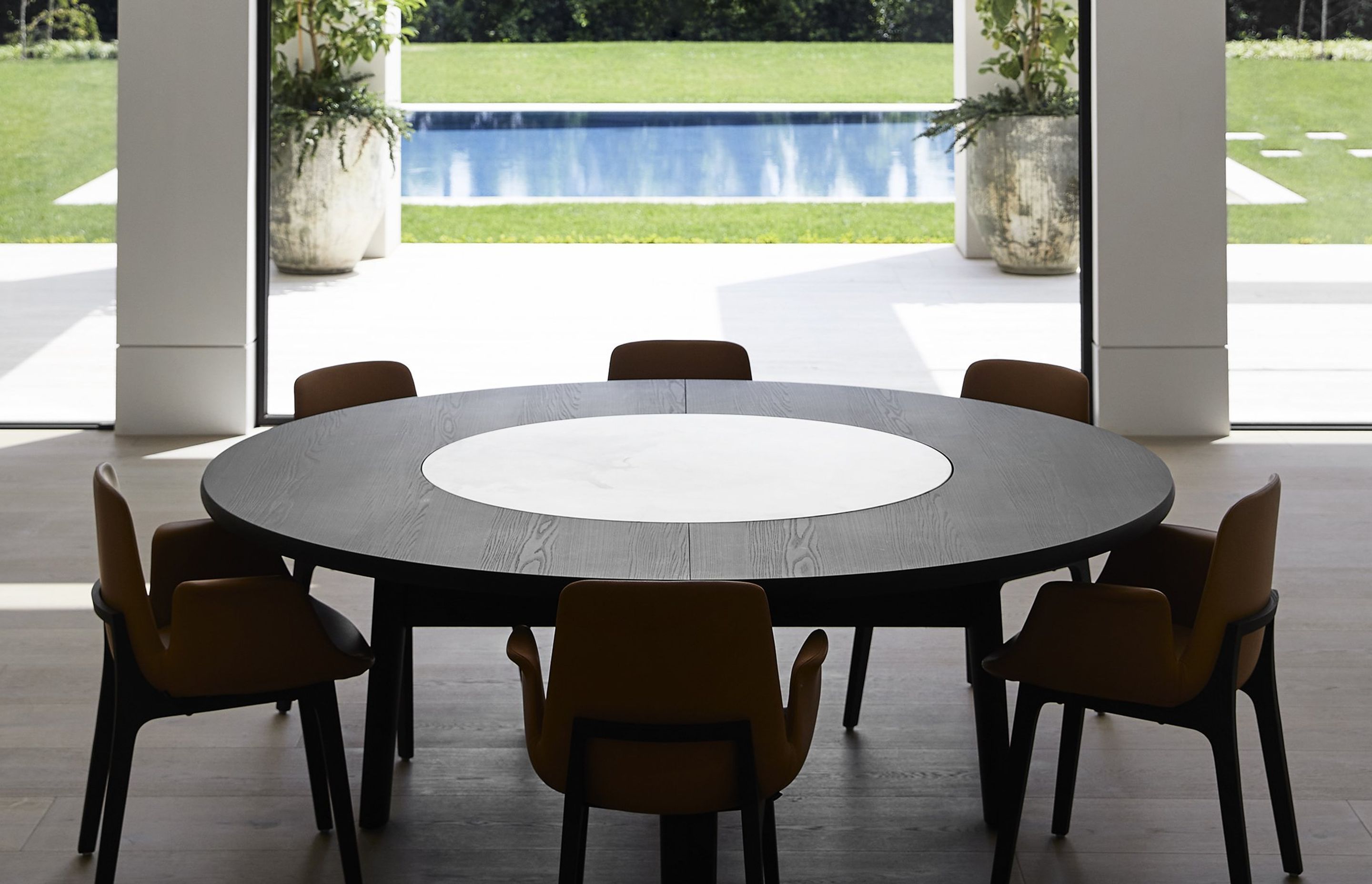 Above: Ventura dining chair. Born from the collaboration between Jean-Marie Massaud and Poliform, the Ventura dining chair is the quintessential partner for dining. Enveloping, fluid and sensual shapes are combined with upholstered comfort and refinement