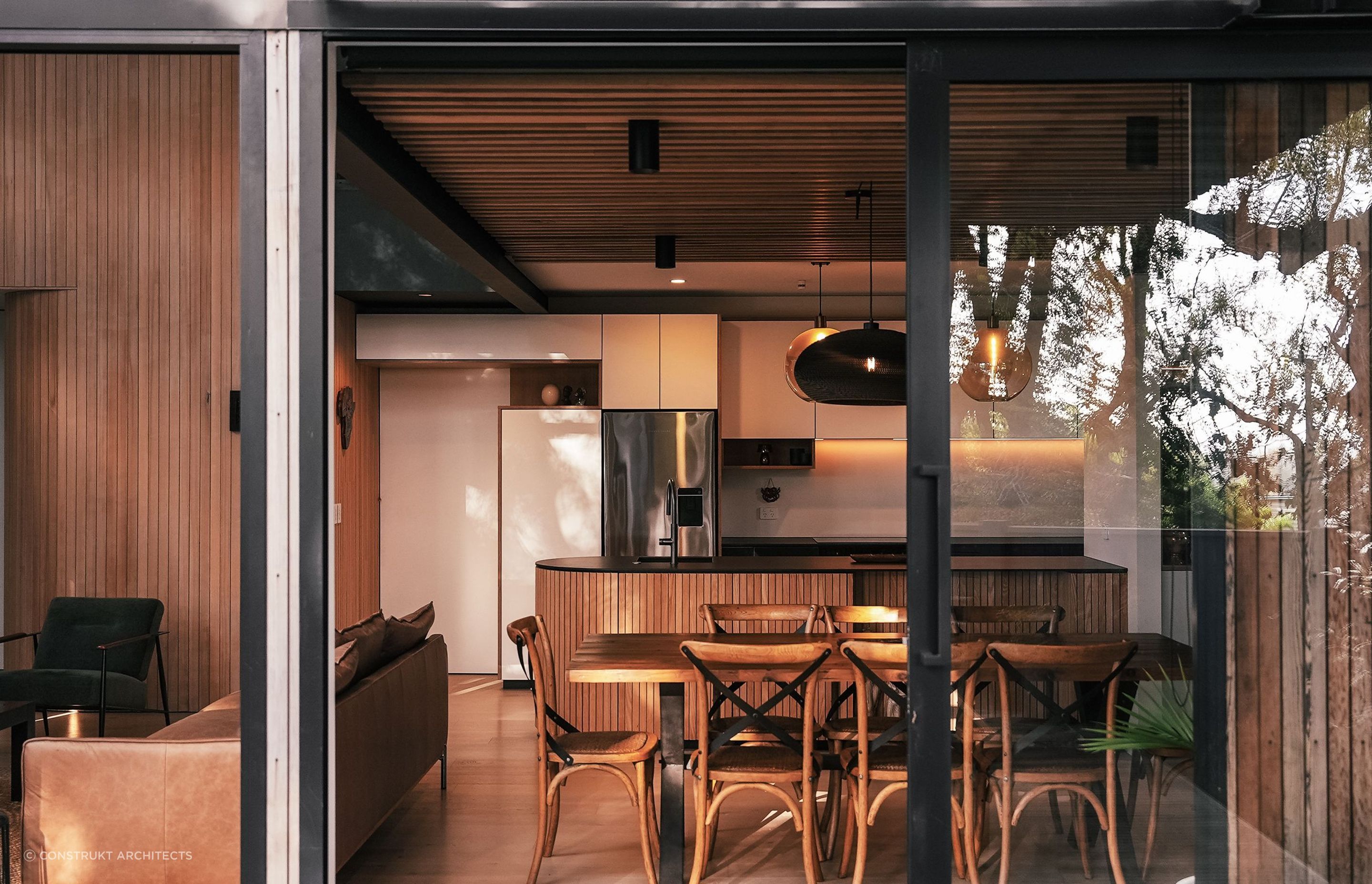 Under-Canopy-CoverModern-ArchitectureConstrukt-ArchitectsAucklandDining.jpg