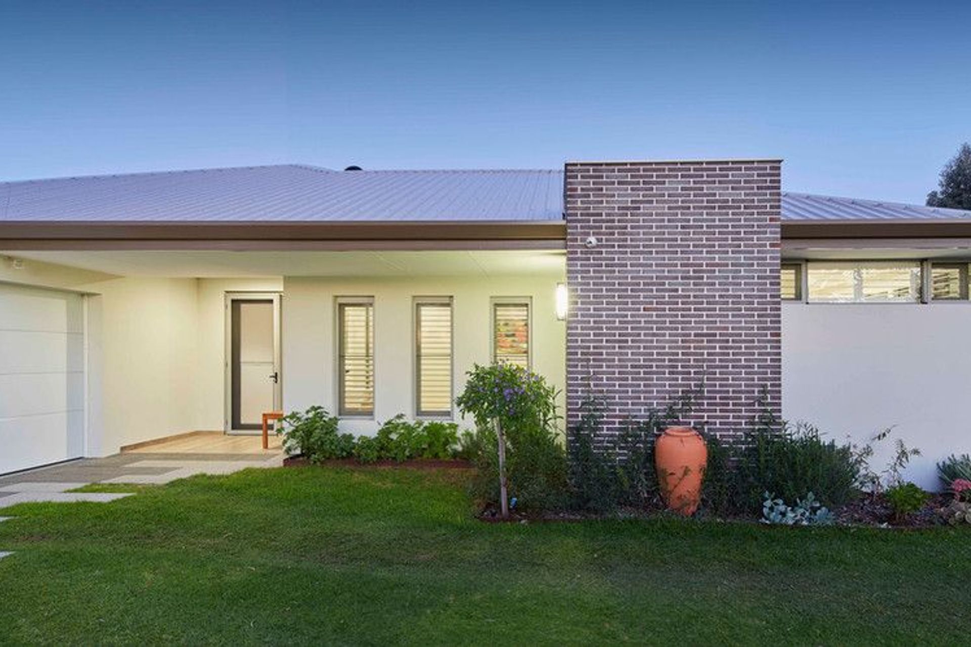 Insulated Garage Door - Winthrop Residence