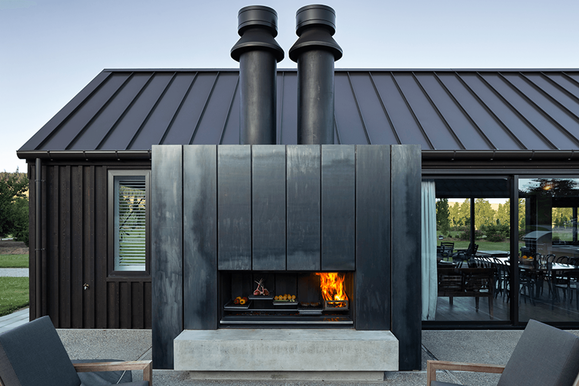 In the outdoor courtyard, Escea’s handsome EK1550 Outdoor Fireplace Kitchen takes centre-stage. Like the landscape, this fire commands attention with its rugged good looks, sitting on a concrete plinth hearth and surround in black steel.  There’s nothing