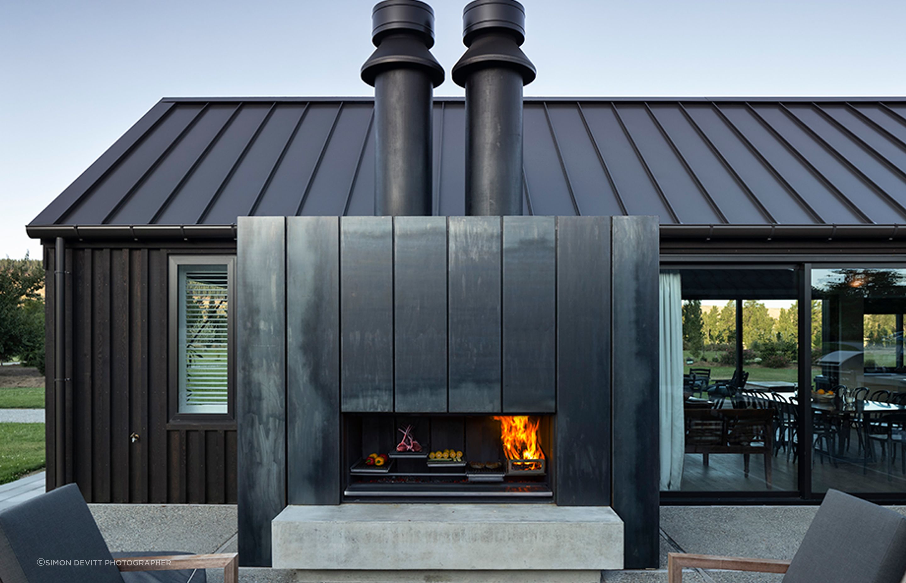 In the outdoor courtyard, Escea’s handsome EK1550 Outdoor Fireplace Kitchen takes centre-stage. Like the landscape, this fire commands attention with its rugged good looks, sitting on a concrete plinth hearth and surround in black steel.  There’s nothing