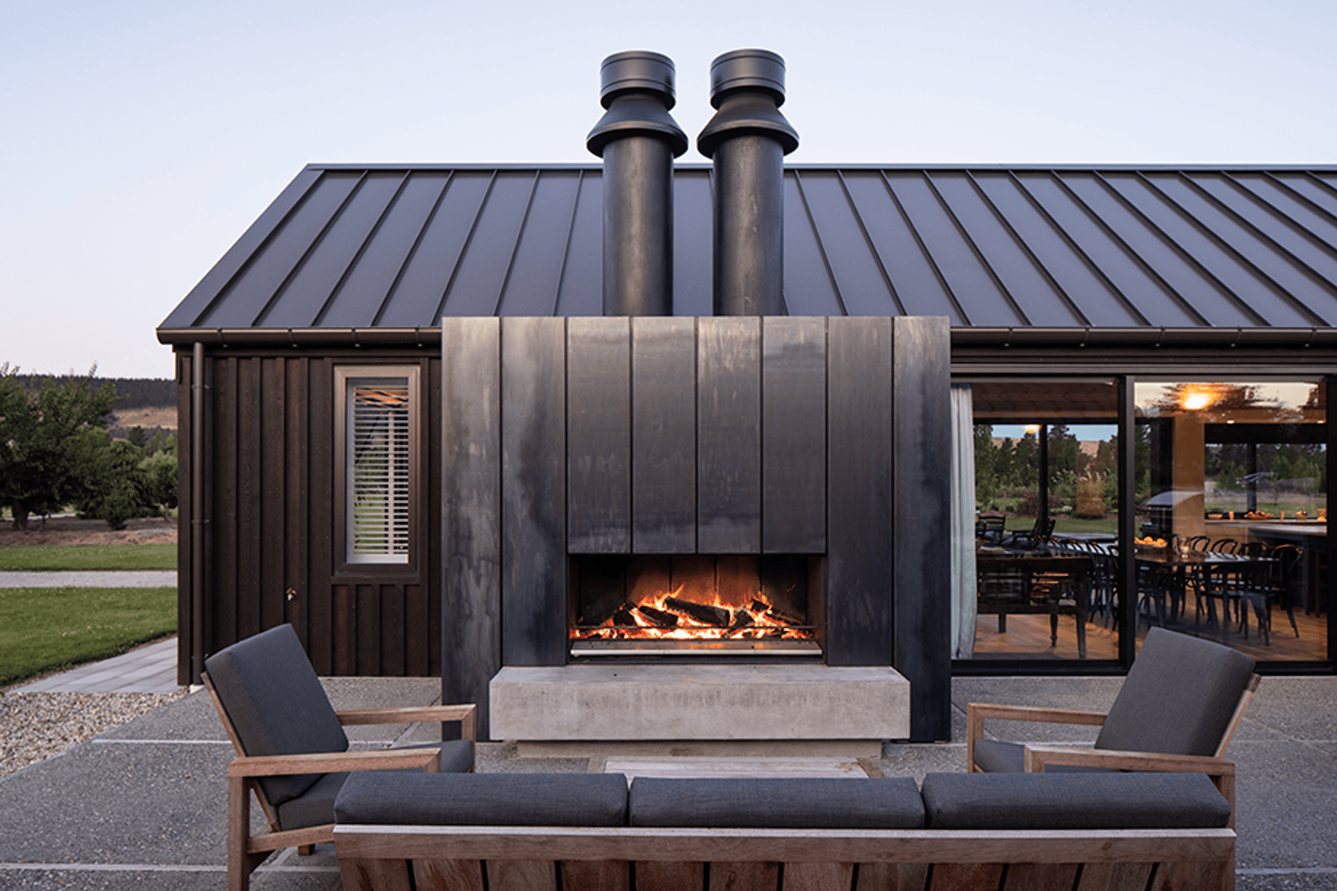 As the sun sets behind the hills, the courtyard comes alive with the roar of the outdoor fireplace. Grandchildren can huddle around with marshmallows on sticks as the adults settle in with a Central Otago pinot, or craft beer.