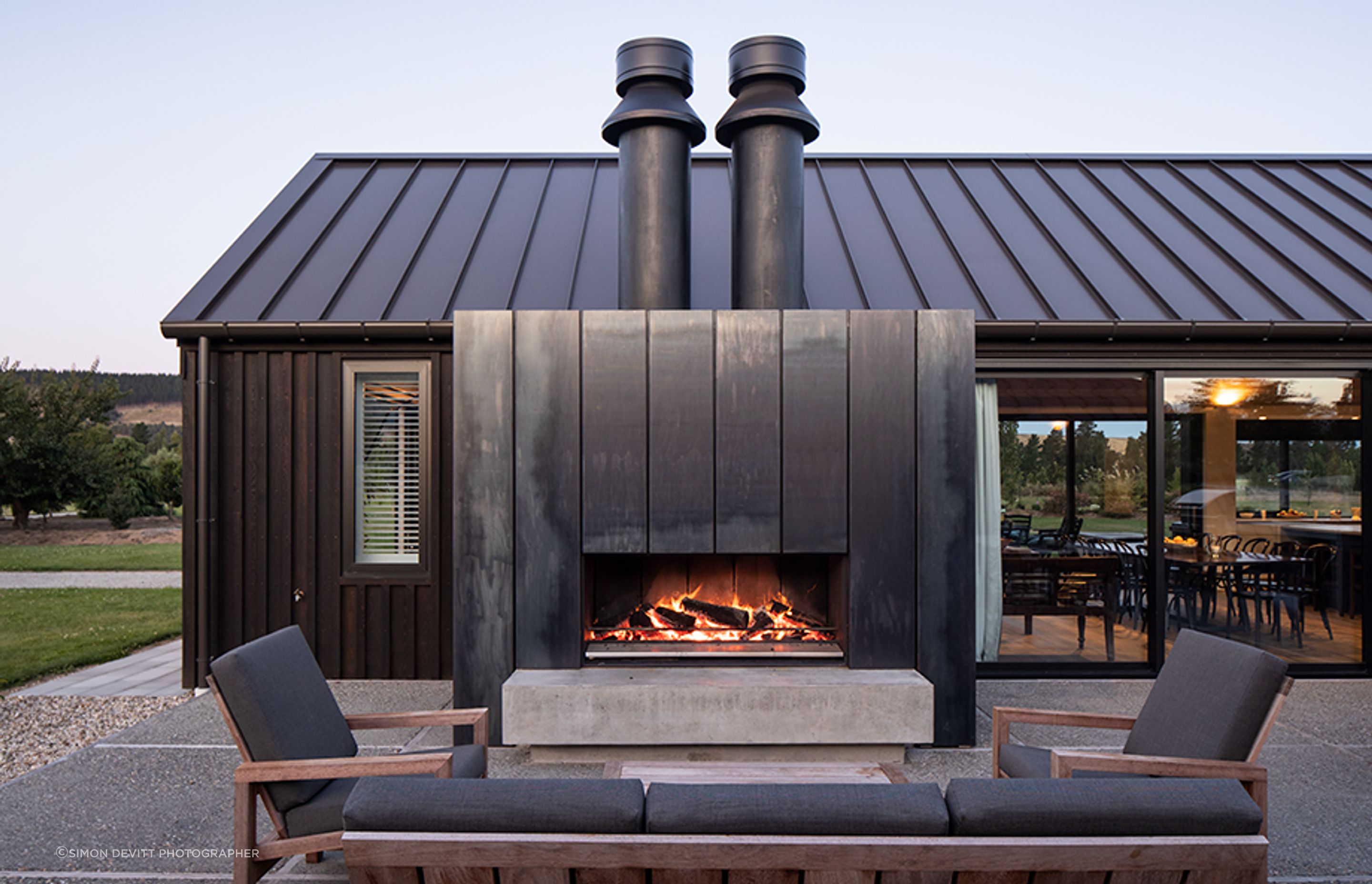 As the sun sets behind the hills, the courtyard comes alive with the roar of the outdoor fireplace. Grandchildren can huddle around with marshmallows on sticks as the adults settle in with a Central Otago pinot, or craft beer.