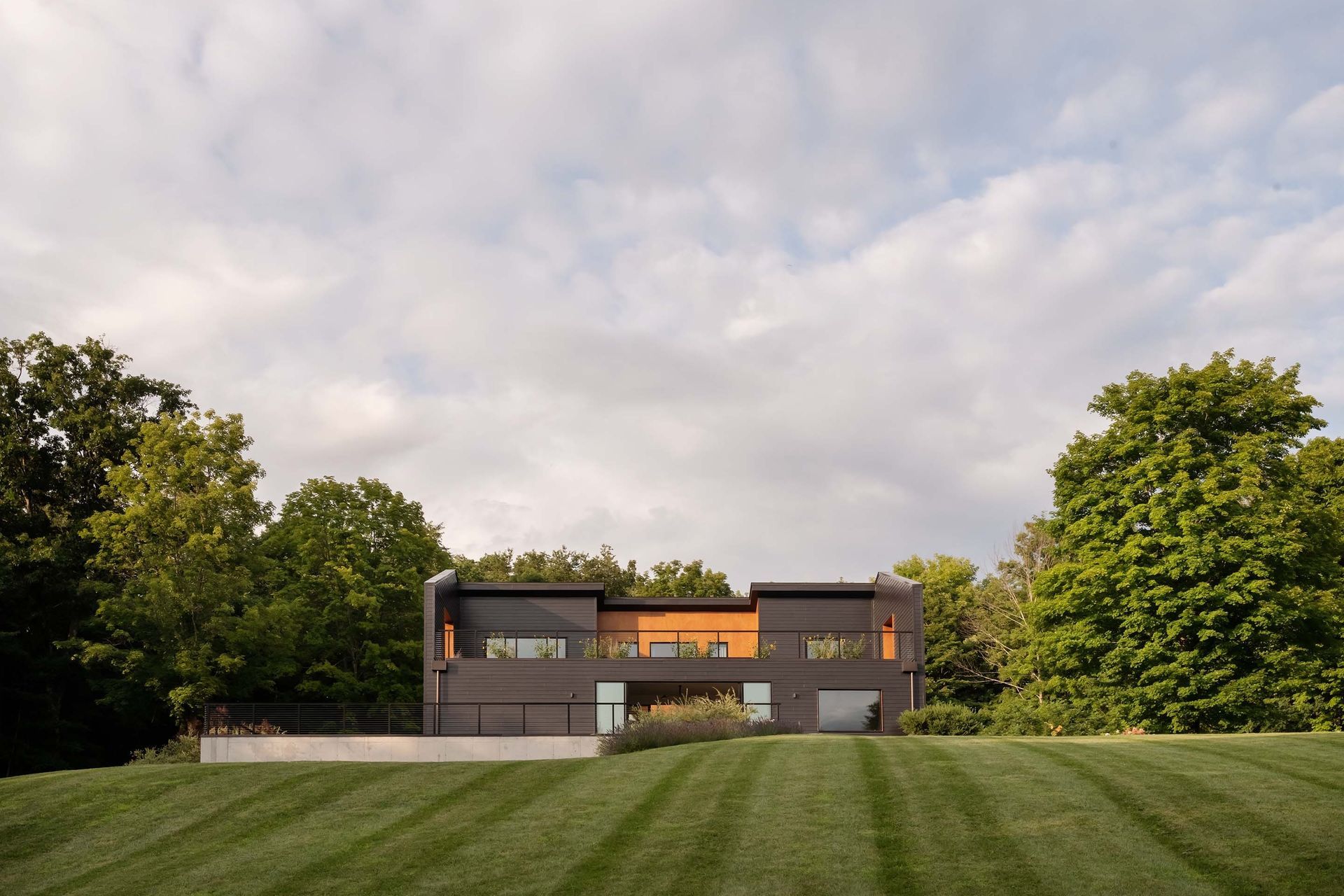 The house is terraced into the landscape,
with greenery growing on the different roof
levels and within the interior courtyard.
