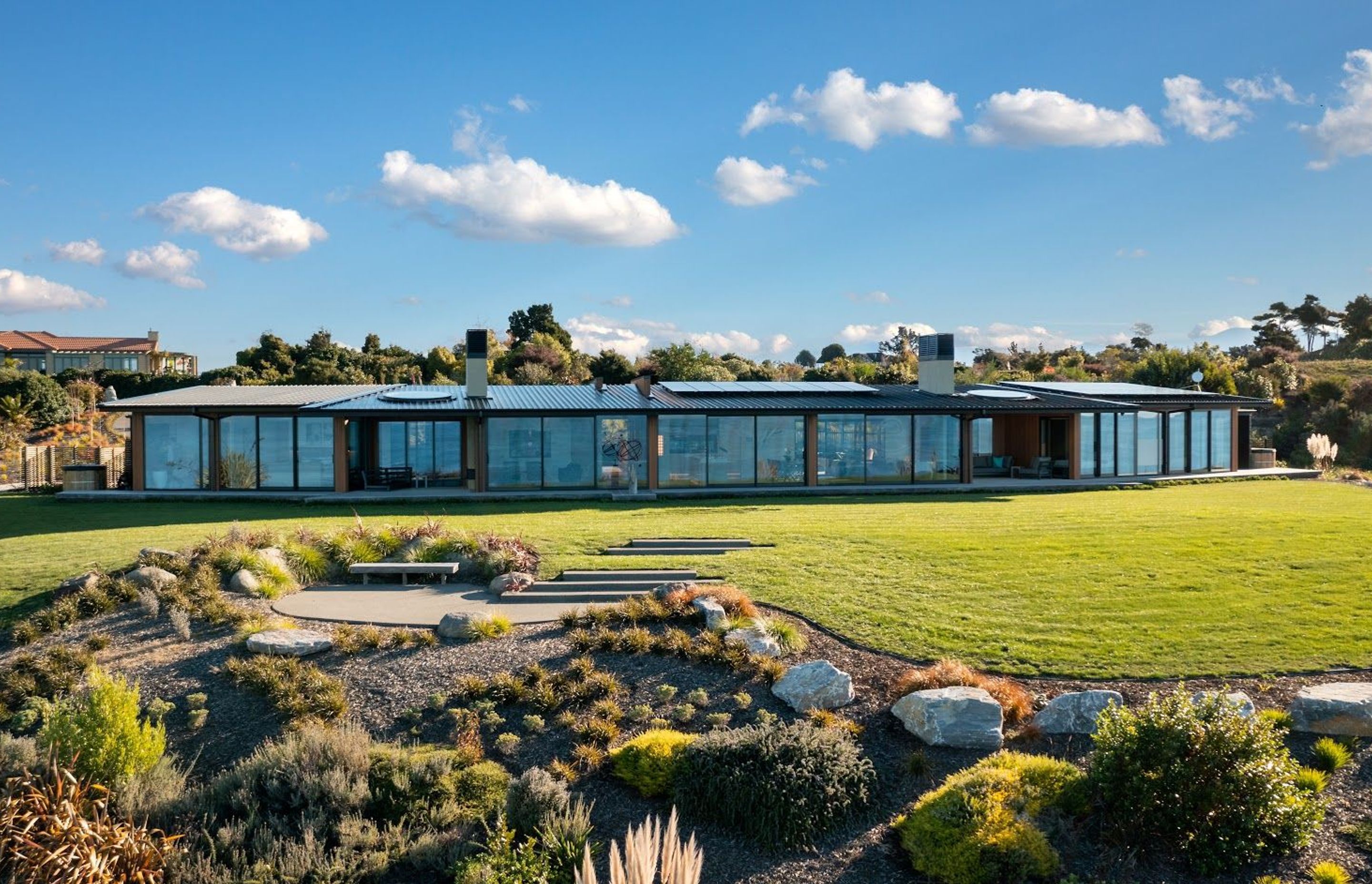 The long, narrow, monopitch holiday home snakes along the cliff, only 20 metres from the edge.