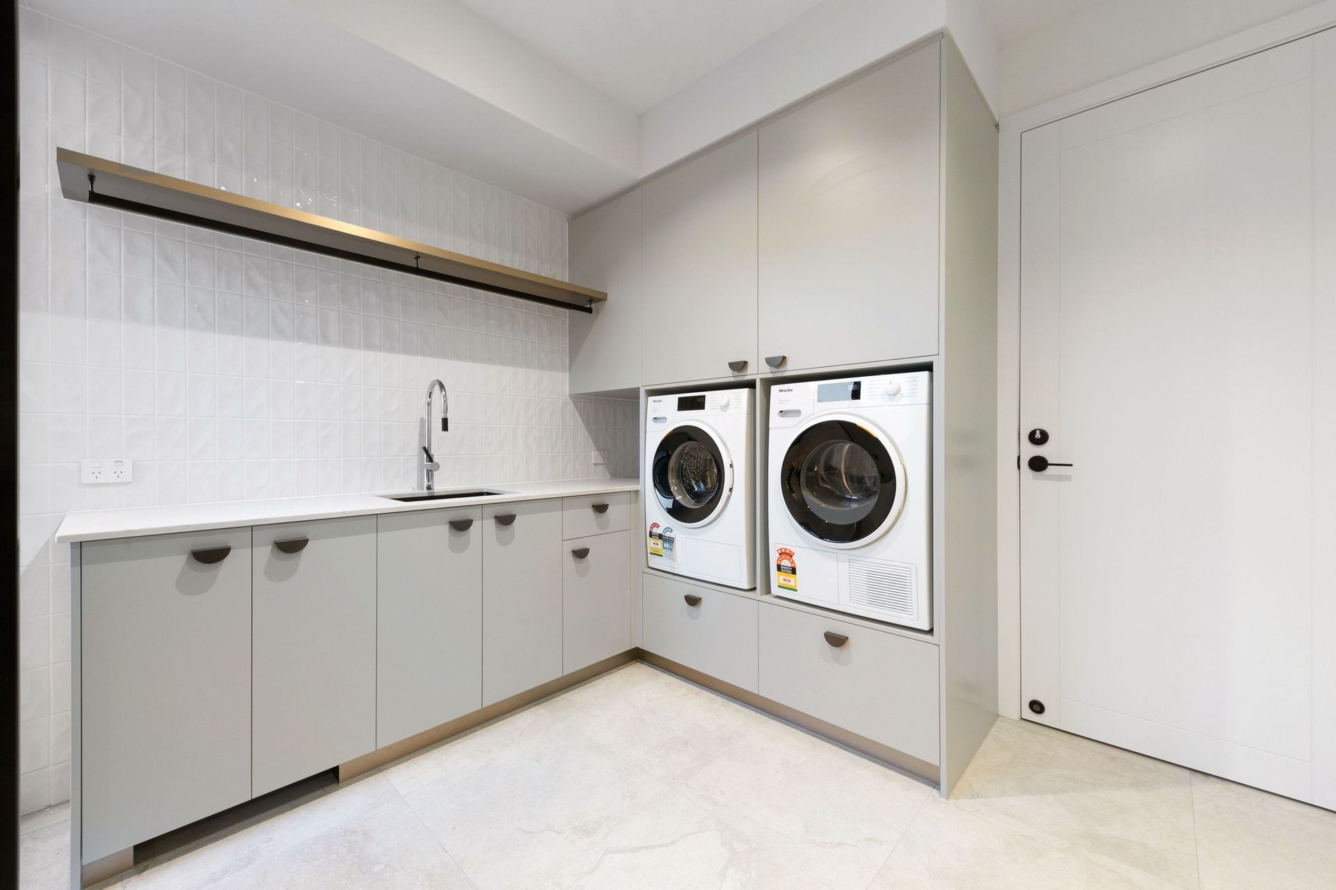 Appliances sit at working height on drawer plinths — small decisions that make daily life easier.