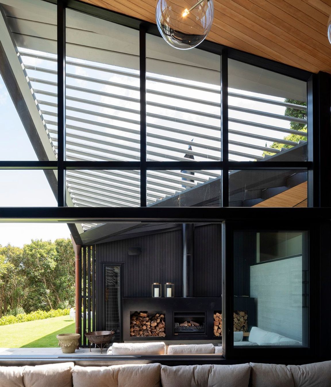 The dining room was conceived to have a relaxed ‘café style’ for the daytime, with the table in the bay window. However, the room is large enough to be quite flexible in it’s layout.