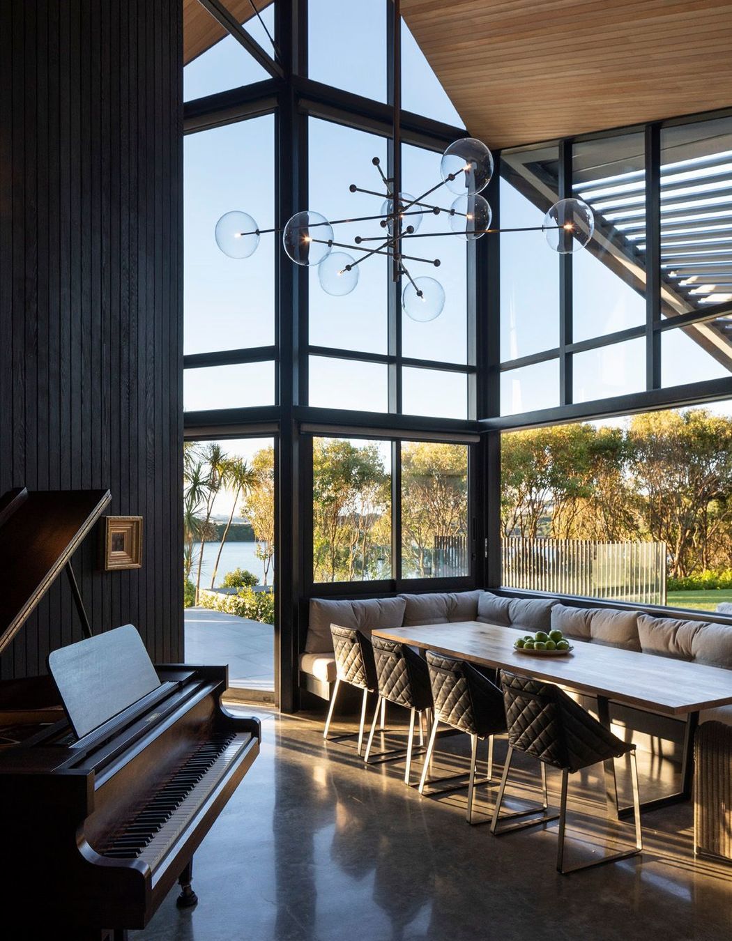 The facade ‘bends’ with the site so that the entire north and west facing facades effectively form a sheltered bay—maximising water views to the west and north, as well as passive solar gain from the north.