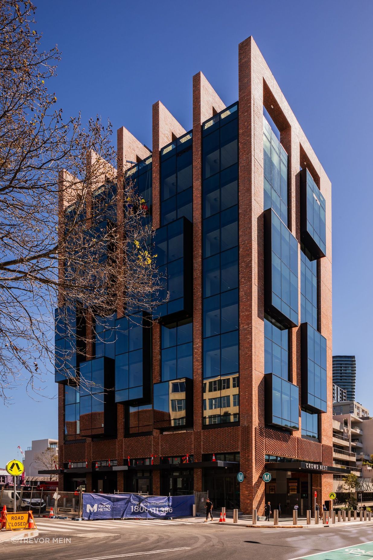 Crows Nest Station’s modulated brickwork façade of Namoi Valley Coolibah Cream bricks grounds the building within the local community