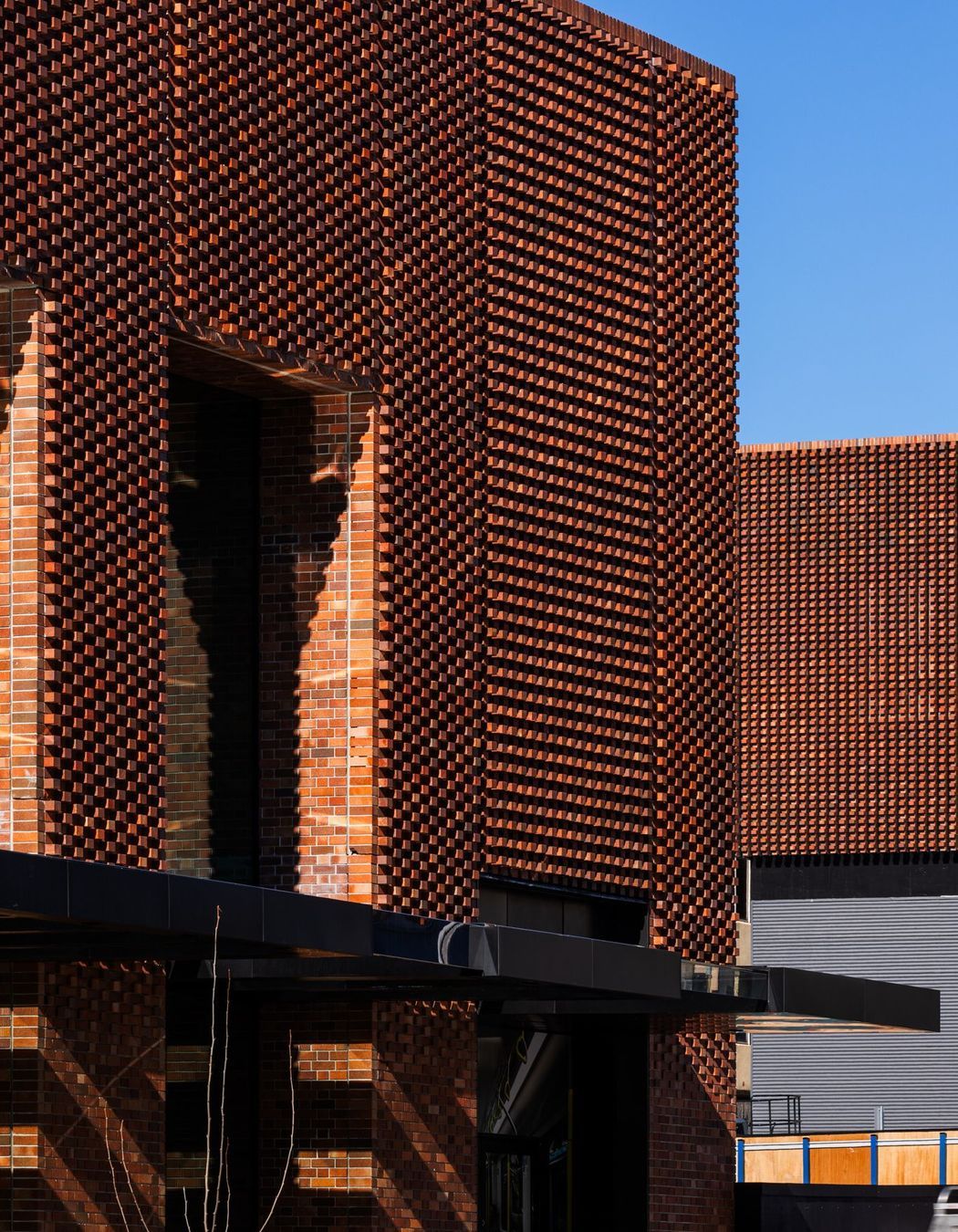 By corbelling the bricks as cantilevered modules, the material scale moves and adjusts, making it human-friendly and approachable