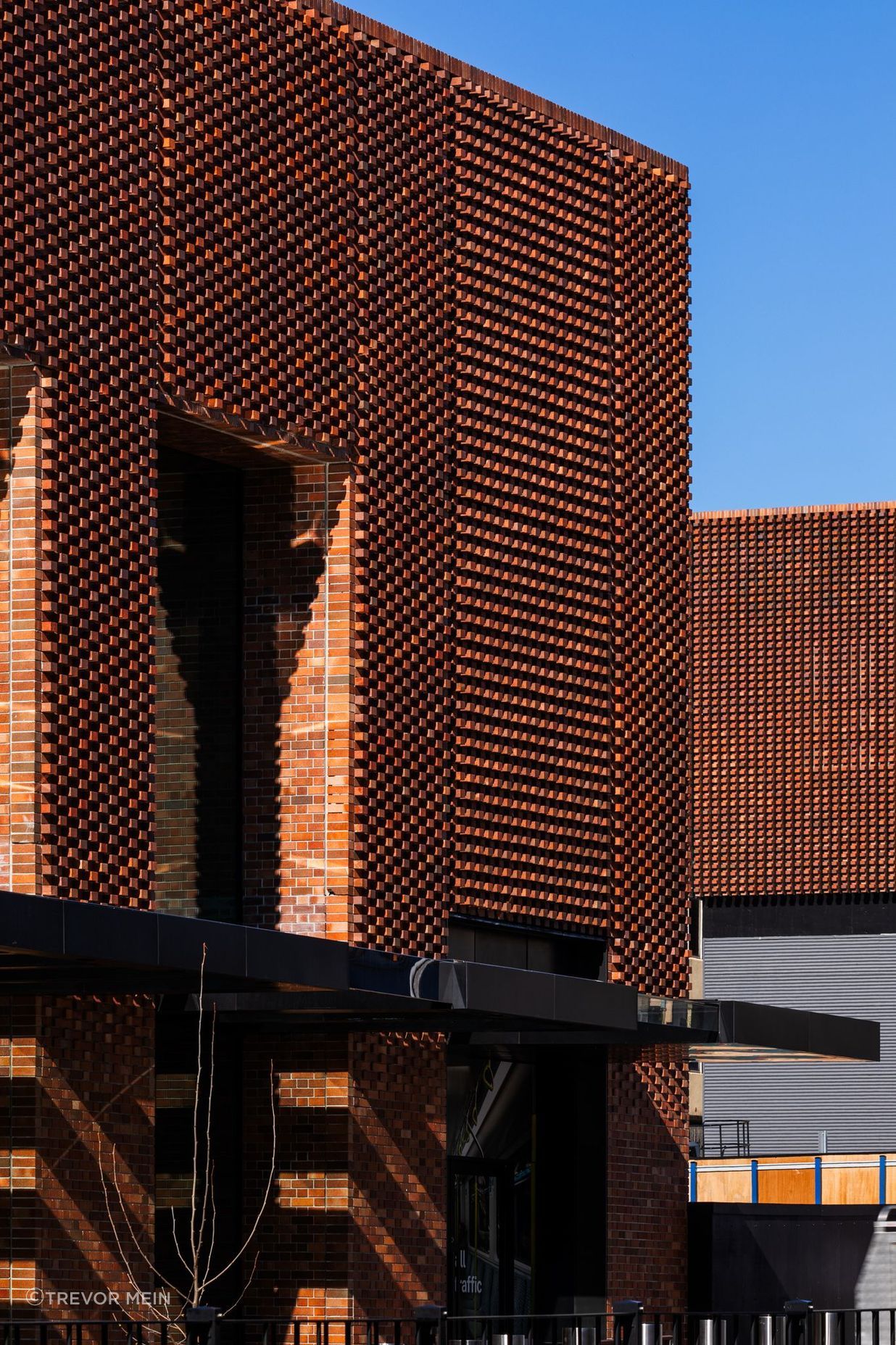 By corbelling the bricks as cantilevered modules, the material scale moves and adjusts, making it human-friendly and approachable