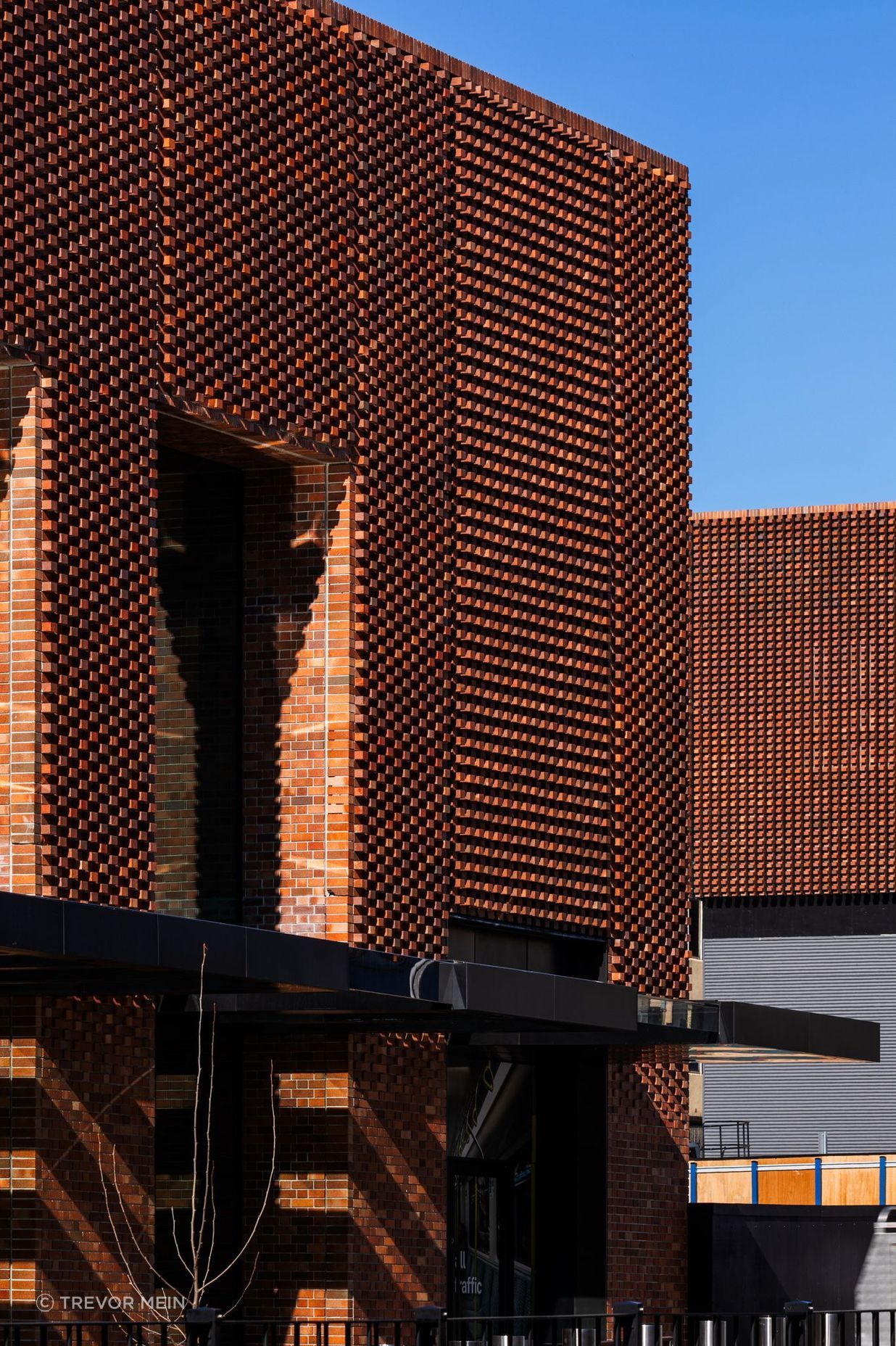 By corbelling the bricks as cantilevered modules, the material scale moves and adjusts, making it human-friendly and approachable