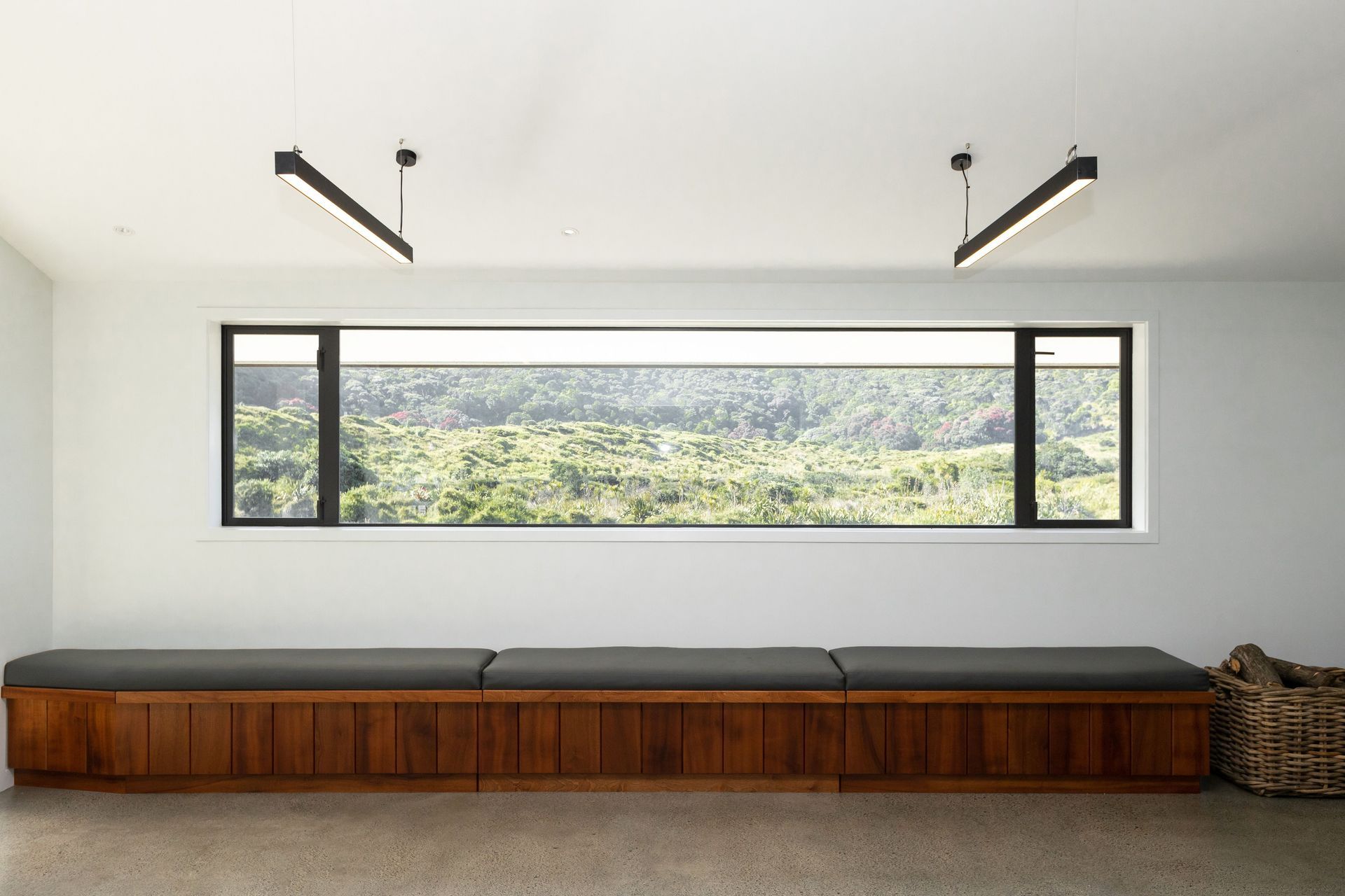 ©️ Jono Parker  The first floor clubroom space captures slices of the stunning views of bush and sea.