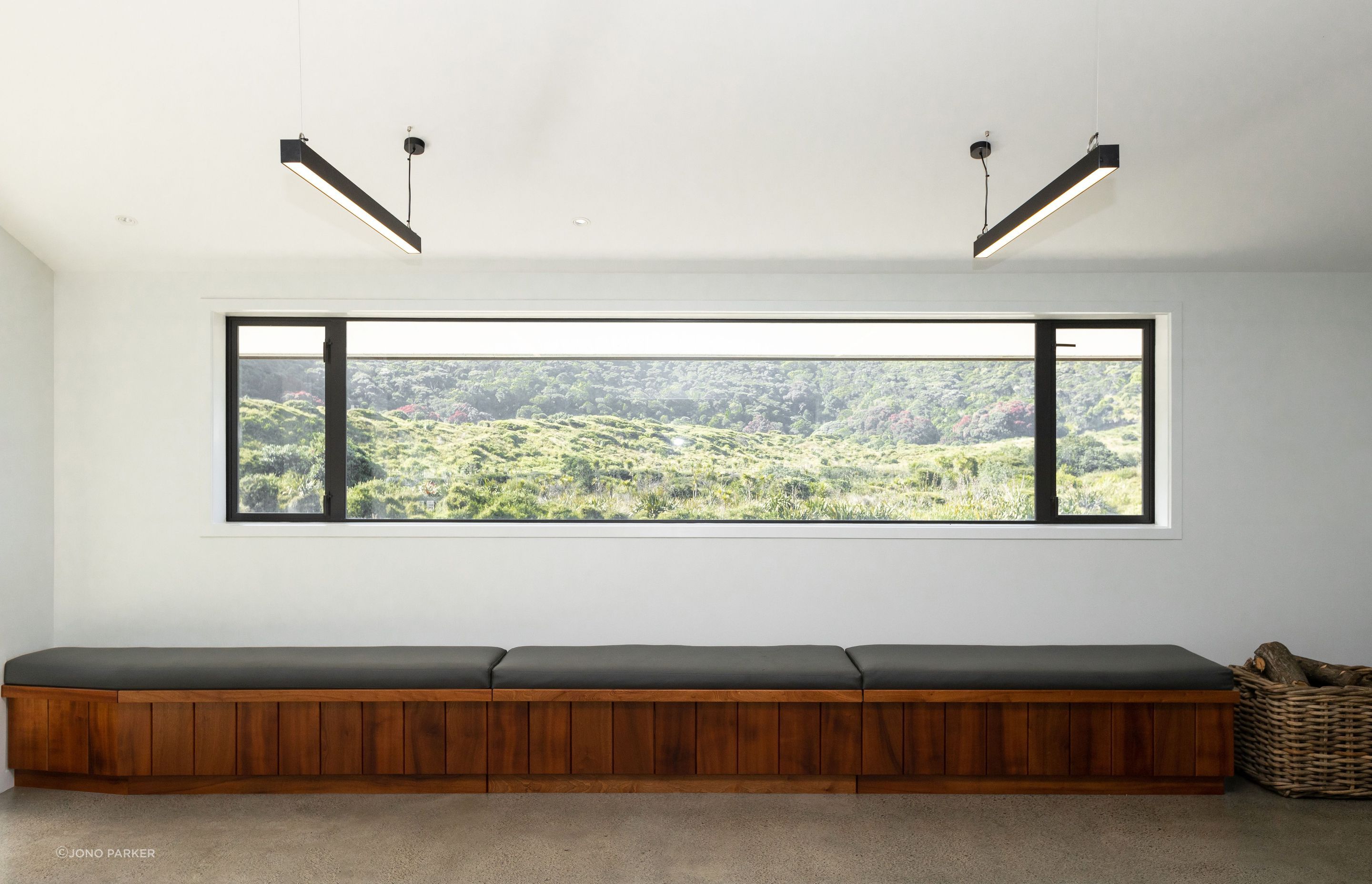 ©️ Jono Parker The first floor clubroom space captures slices of the stunning views of bush and sea.