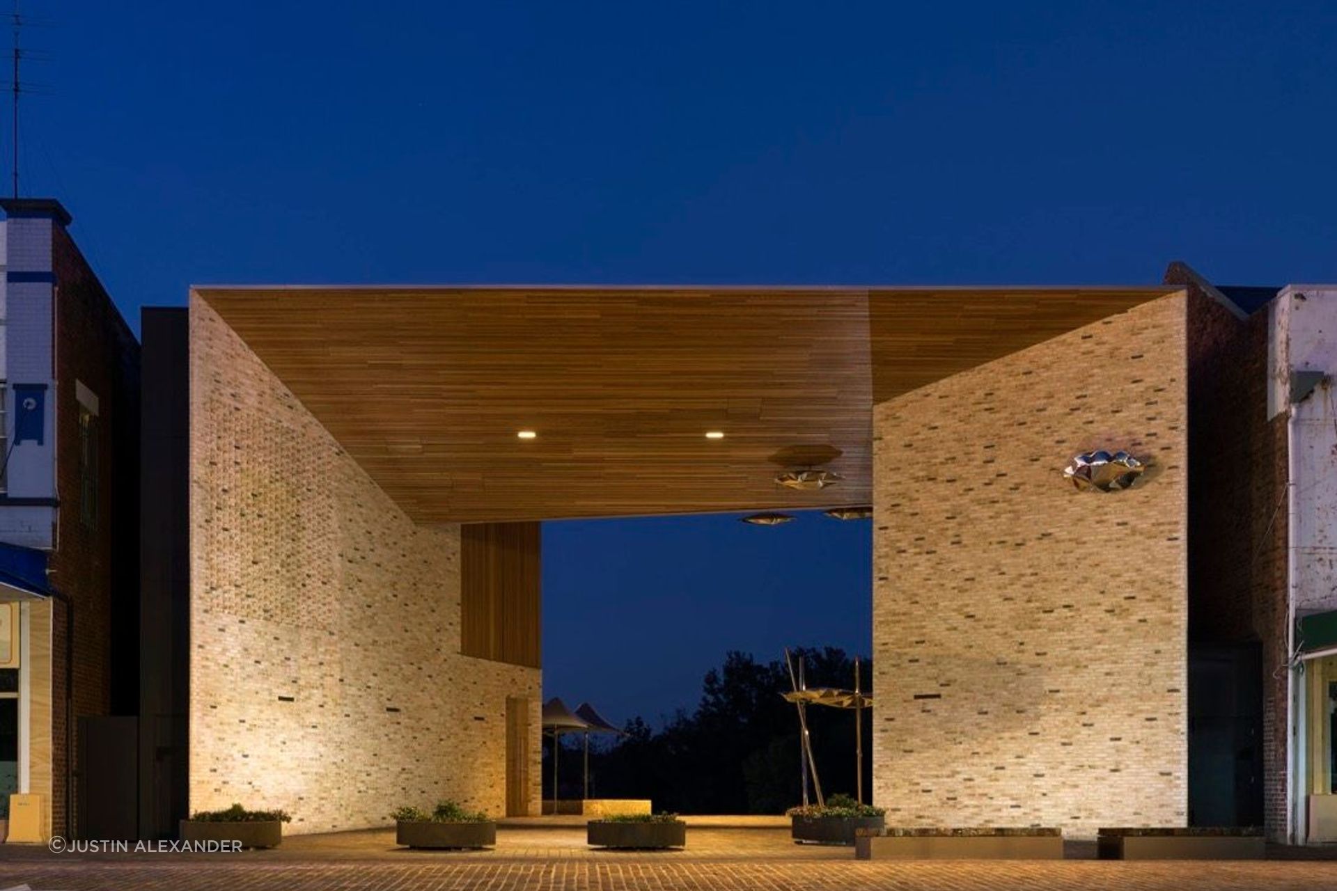 Petersen-D71-bricks-Mailtland-Riverlink-Night.jpg