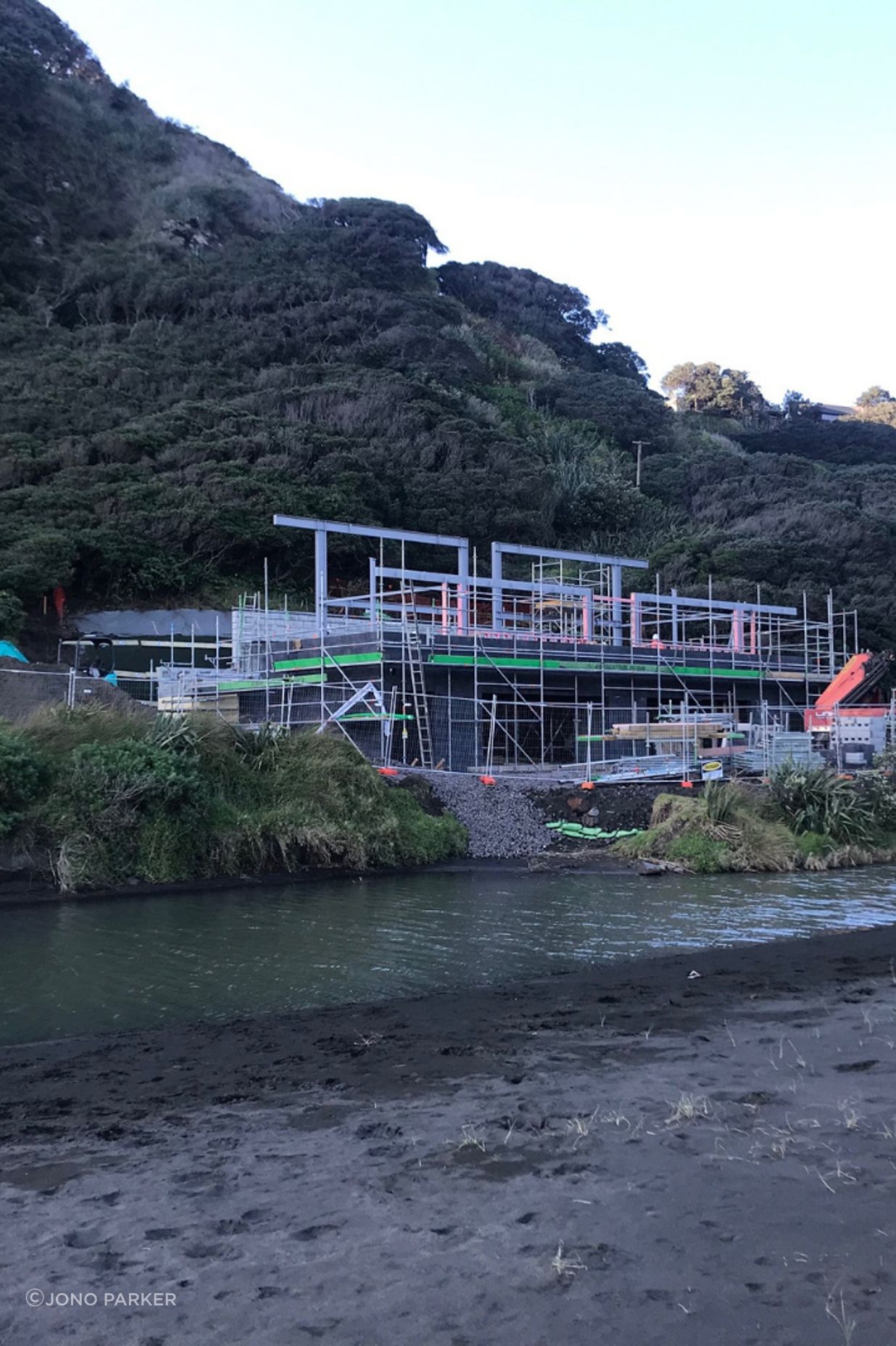 ©️ Cassidy Construction To mitigate the impact of flooding, the base level of the build was raised one metre higher than the previous clubhouse.