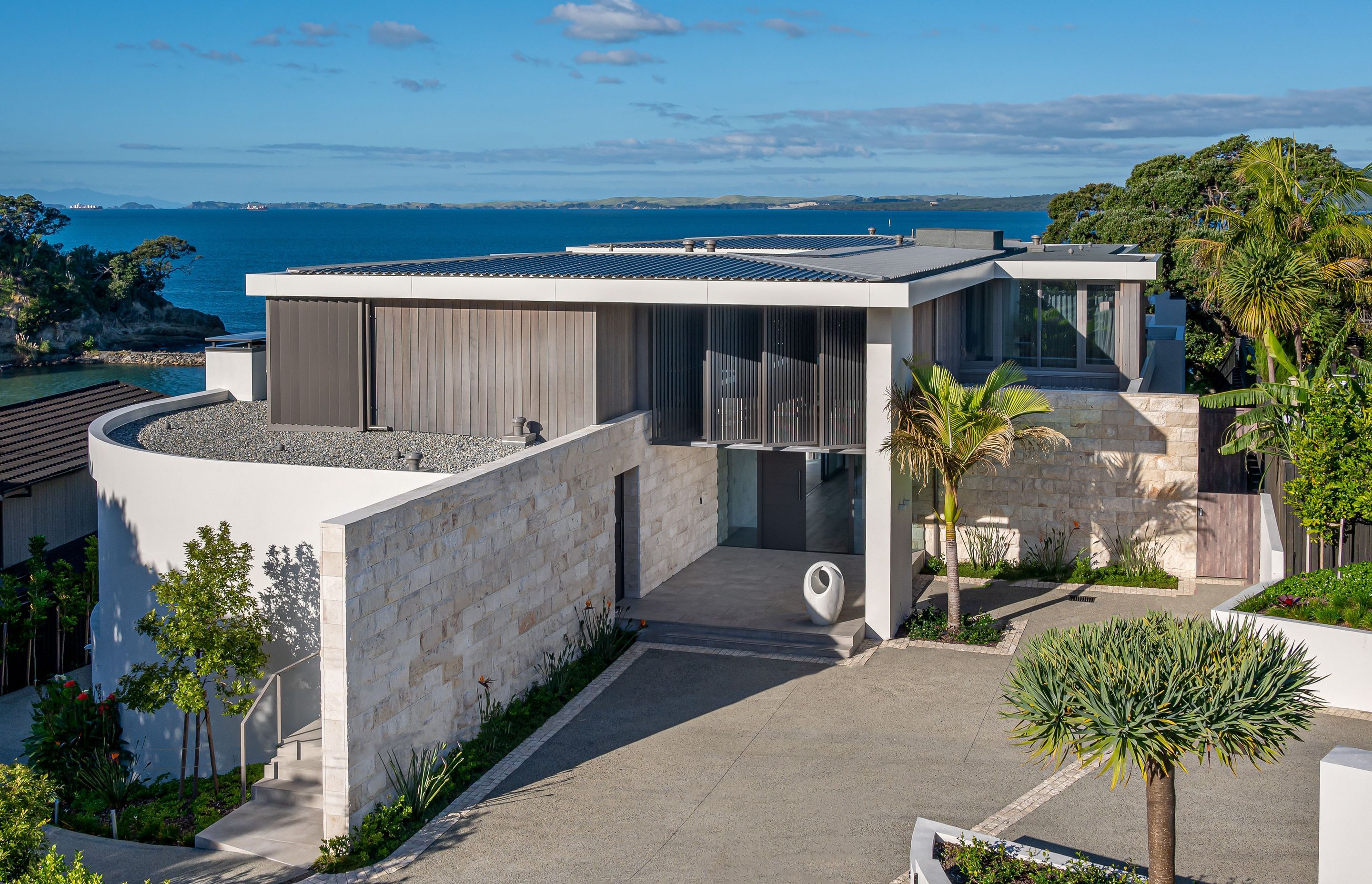 Castor Bay - Woodgrained Aluminum Louvres, Gates &amp; Fencing