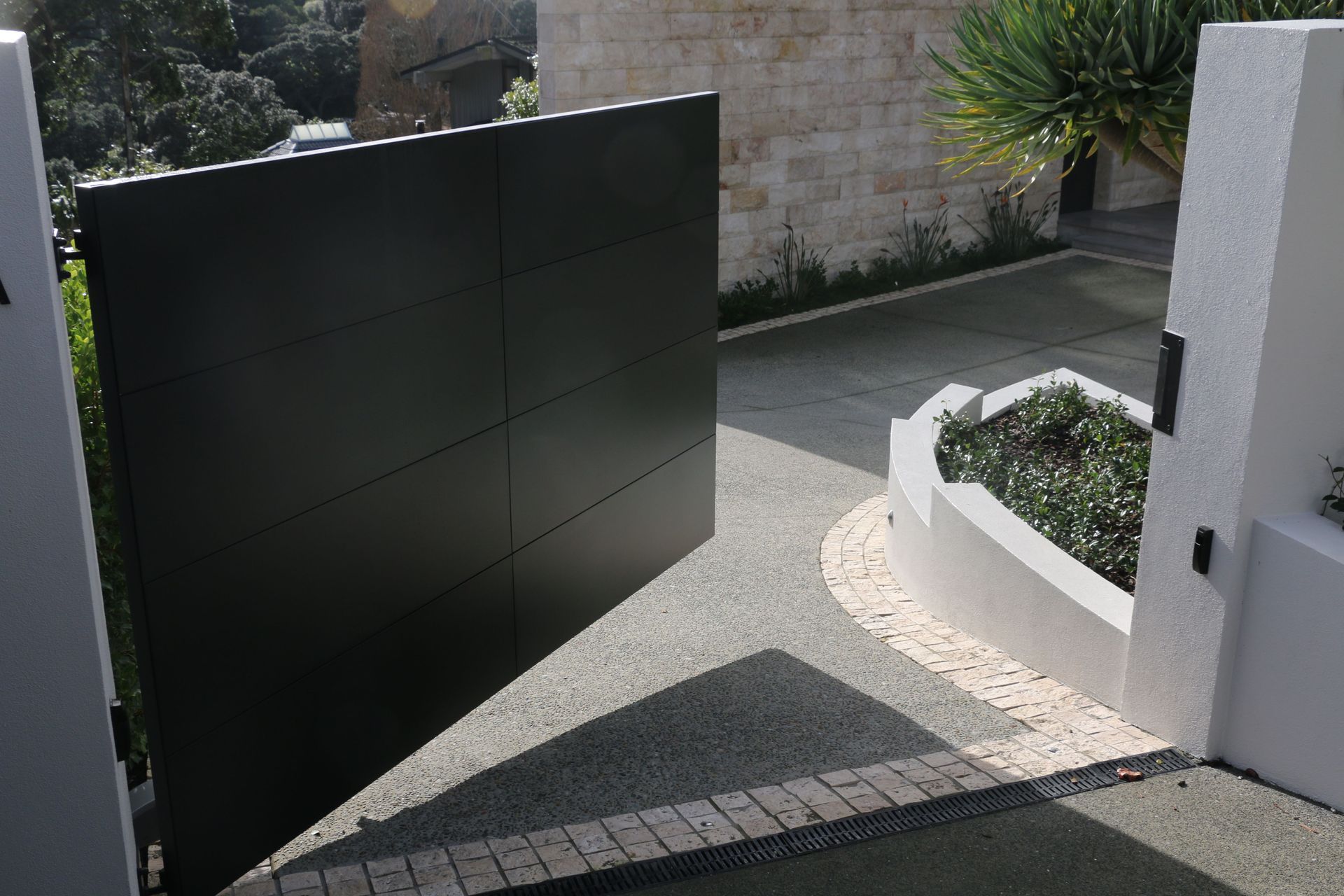 Castor Bay - Woodgrained Aluminum Louvres, Gates &amp; Fencing