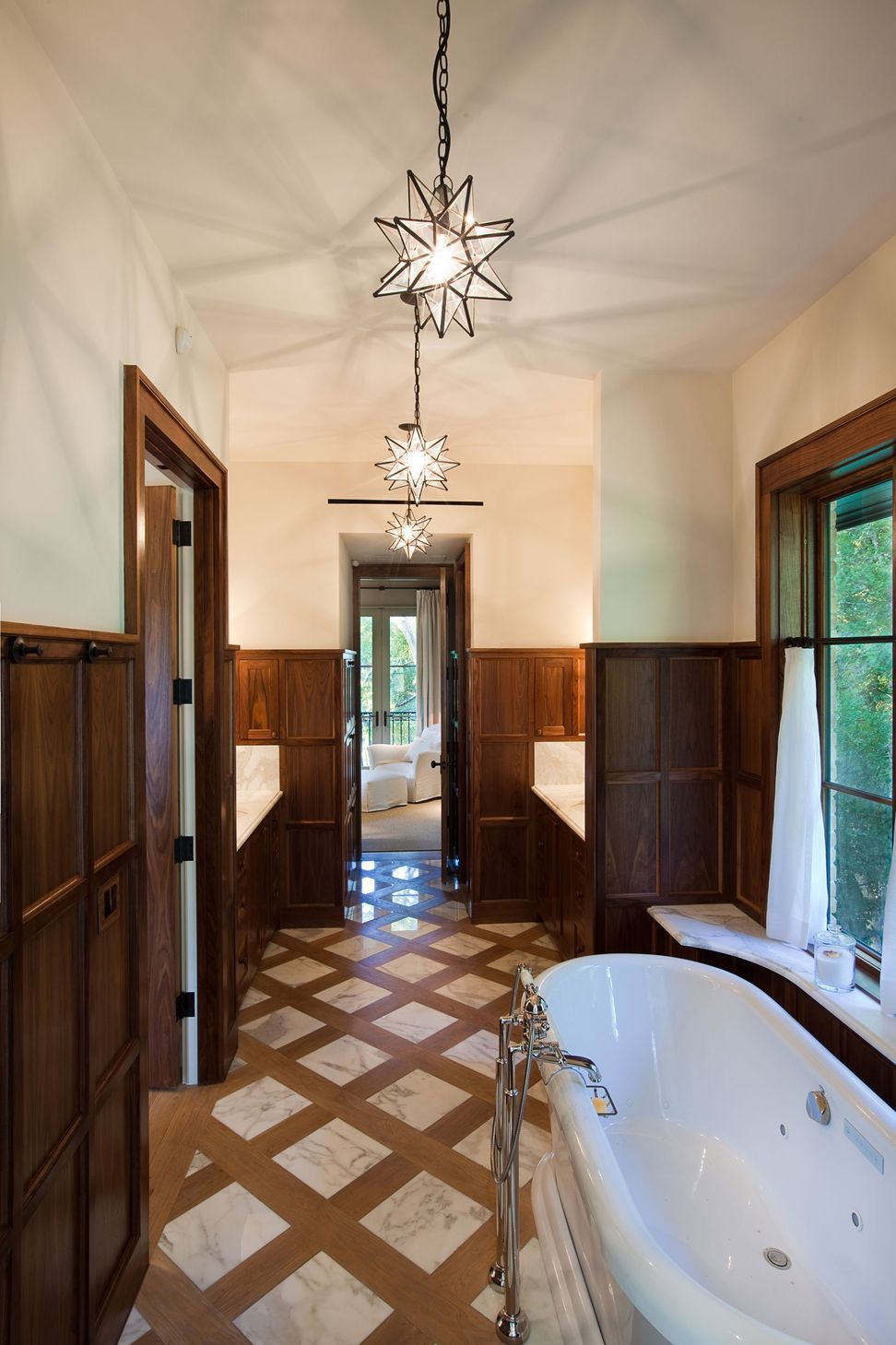 15UrbanHomesteadCuppettKilpatrickArchitectureandInteriorDesignaustin-tx-main-bath-wood-paneling-marble-floor-hardwood-inlay-1.jpg