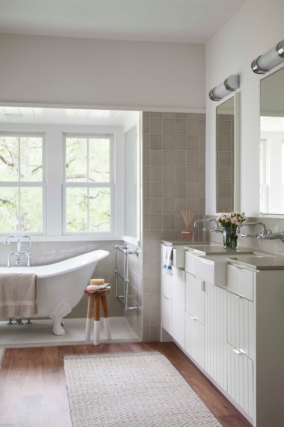 17BunnyRunCuppettKilpatrickArchitectureandInteriorDesignaustin-tx-traditional-bathroom-modern-twist-clawfoot-tub.jpg
