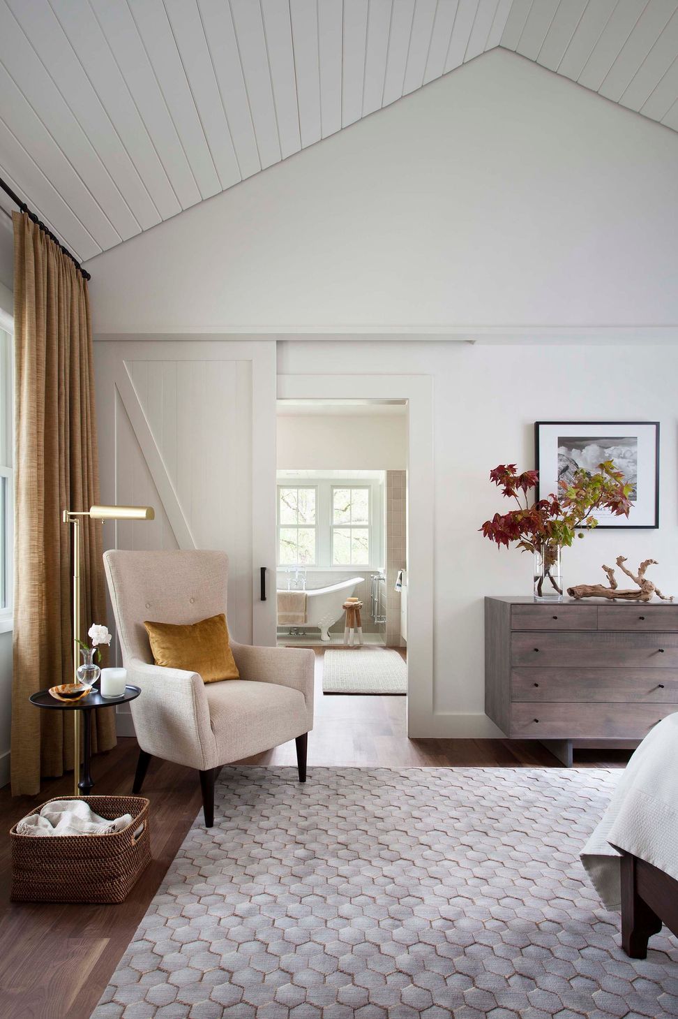 18BunnyRunCuppettKilpatrickArchitectureandInteriorDesignaustin-tx-bedroom-vaulted-shiplap-ceiling-modern.jpg