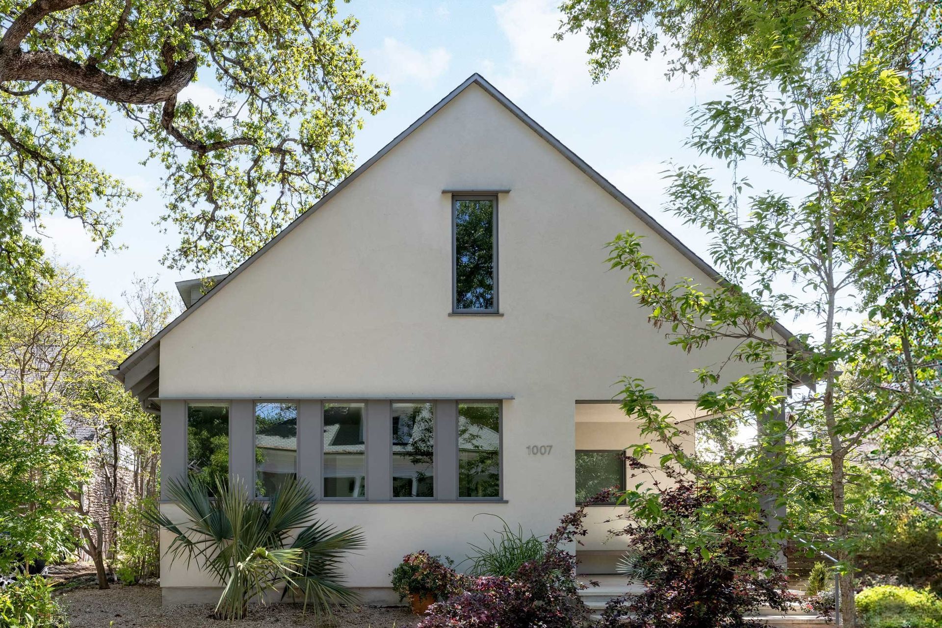 1Clarksville-InfillCuppett-Kilpatrick-Architecture-and-Interior-Designcontemporary-gable-roof-austin-home.jpg