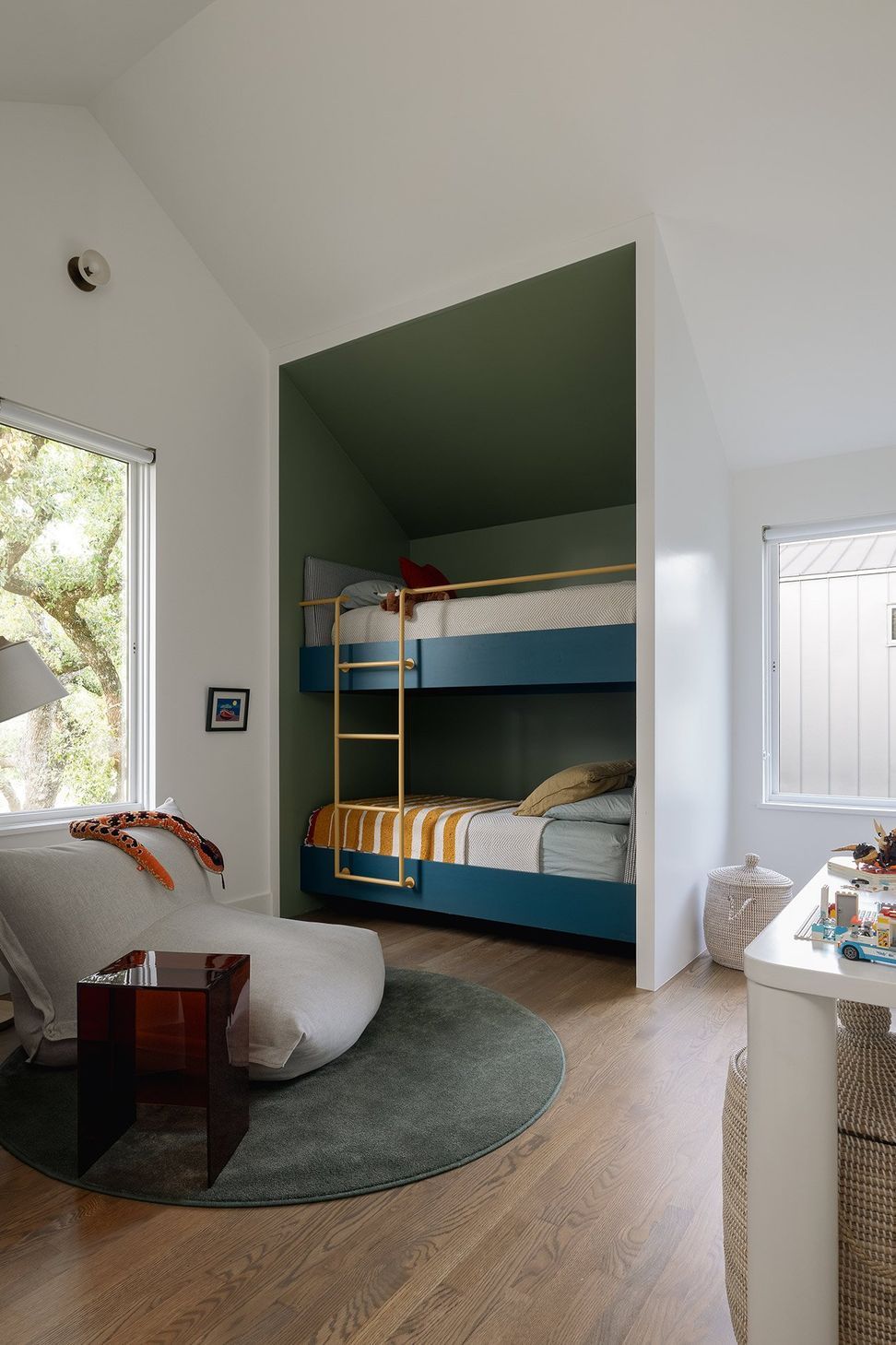 20RollingWoodCuppettKilpatrickArchitectureandInteriorDesignbold-green-bunkbeds-childrens-bedroom.jpg