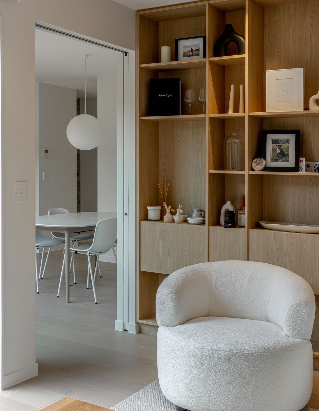 Ben-Hudson-Architects-courtyard-house-bookshelf.jpg