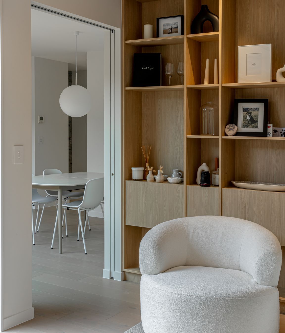 Ben-Hudson-Architects-courtyard-house-bookshelf.jpg