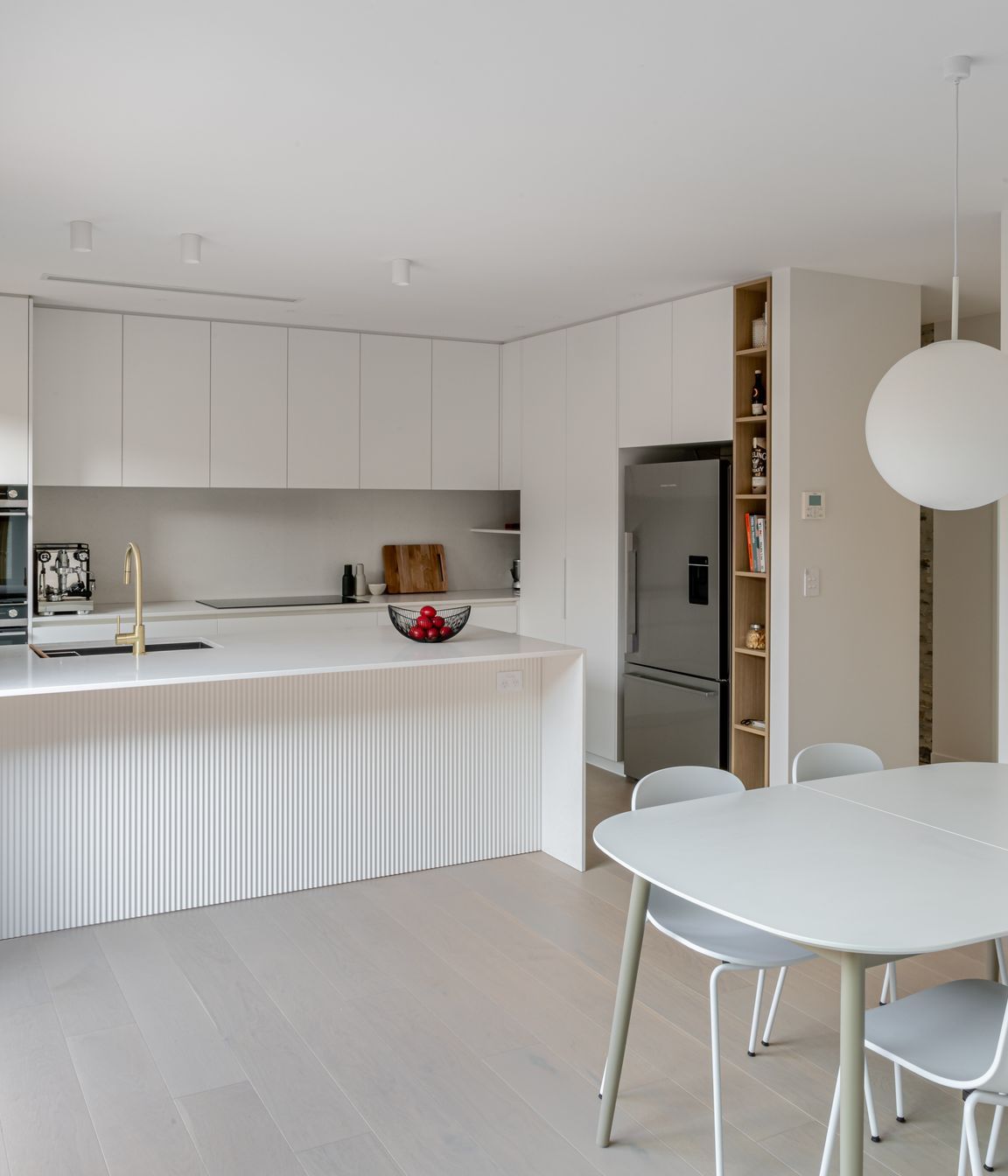 Ben-Hudson-Architects-courtyard-house-kitchen-diner.jpg
