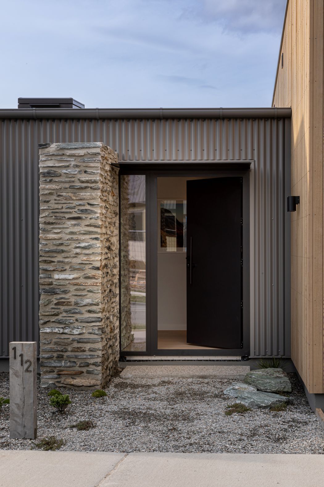 Ben-Hudson-Architects-courtyard-house-street-entry.jpg