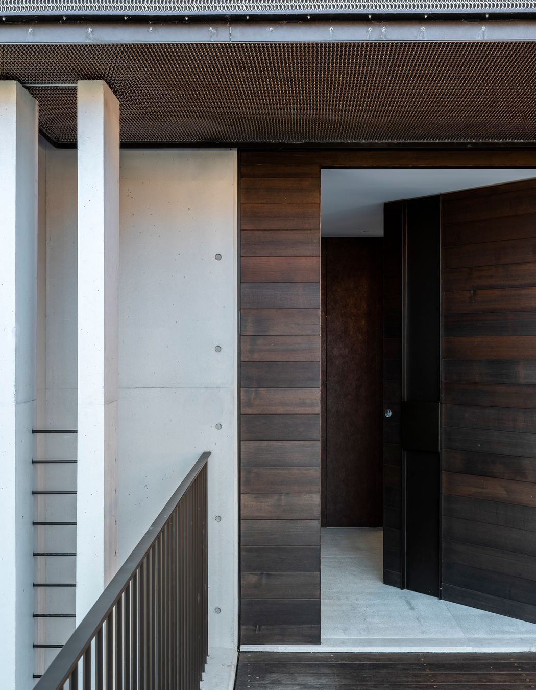 MHNDU Chain Mail House