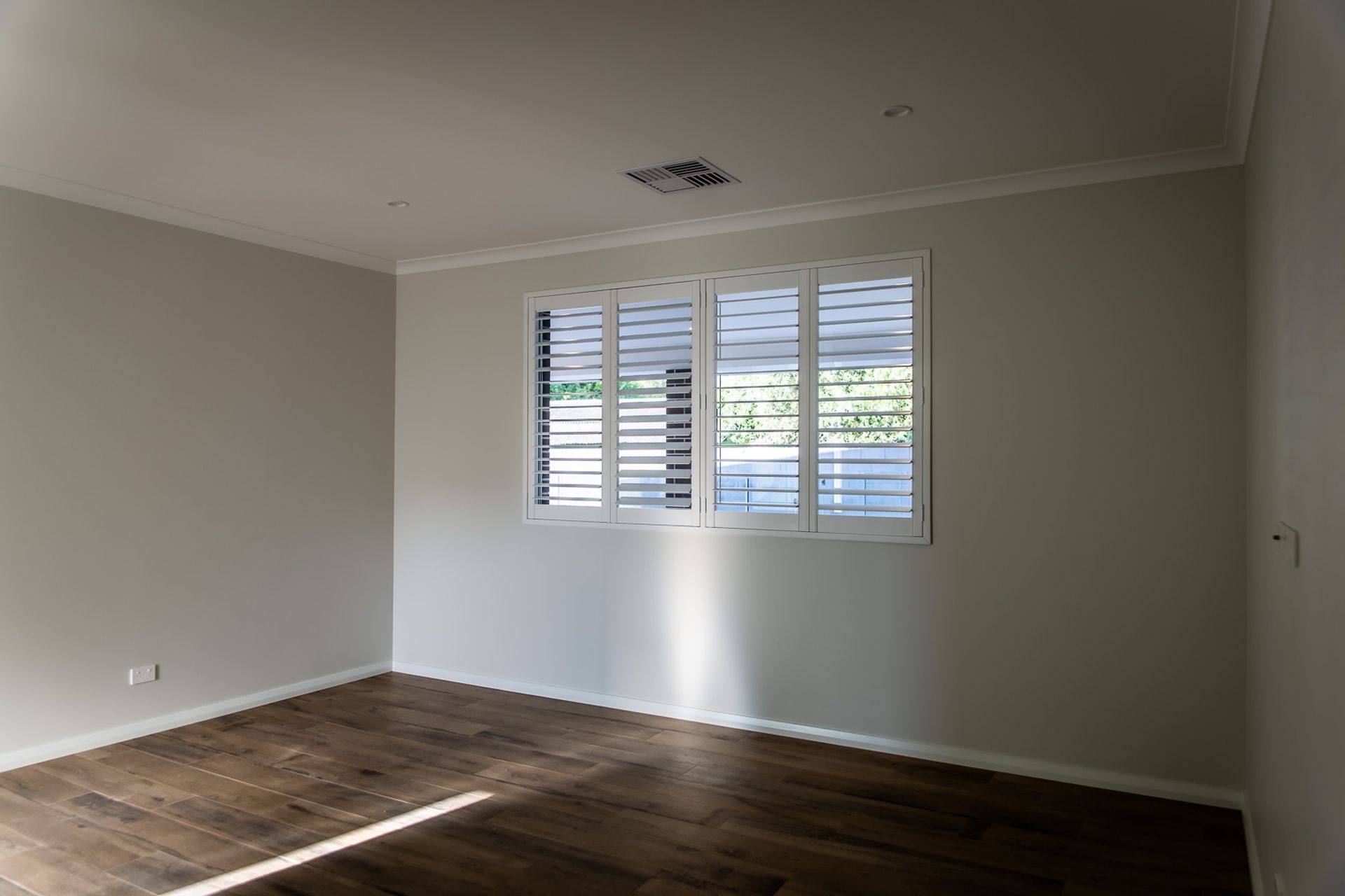 Howes Crescent, Dianella