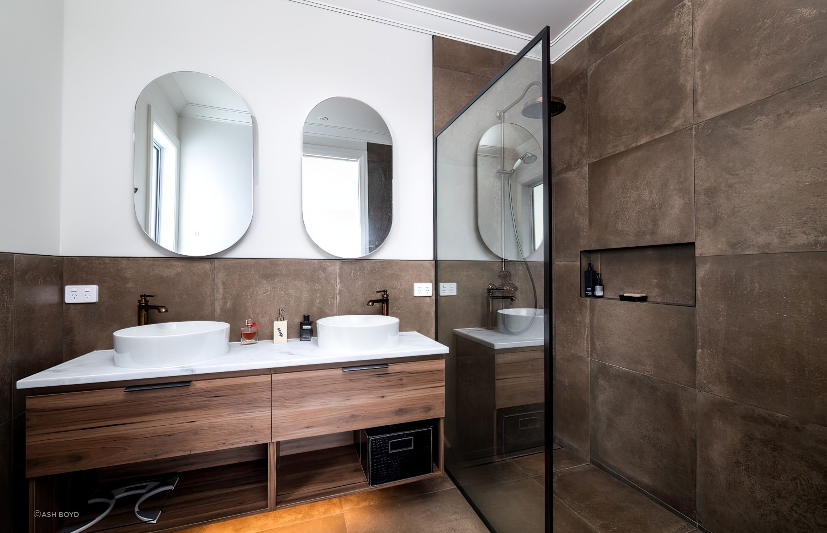 Beautifully-proportioned-bathroom-with-natural-colour-palette-arcline-architecture-topaz-very-compressed-2x.jpeg