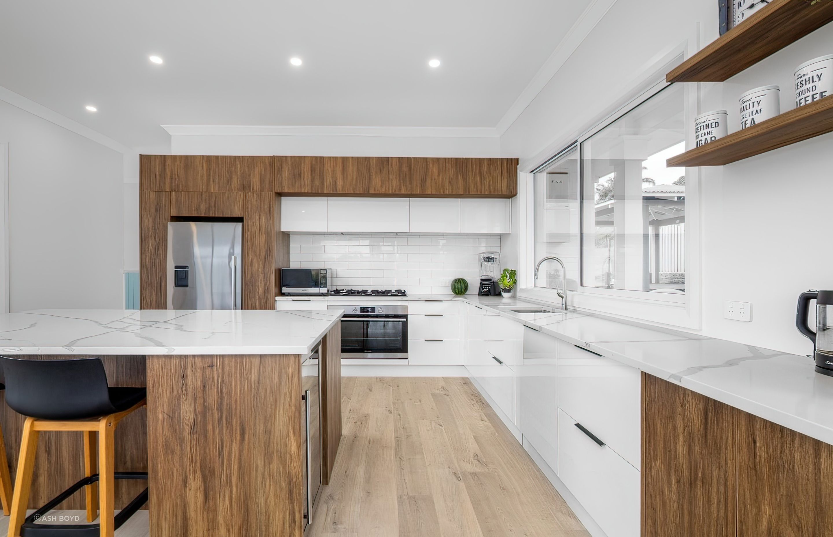 Glossy-White-Cabinetgry-With-Timber-Accents-arcline-architecture-topaz-very-compressed-2x.jpeg