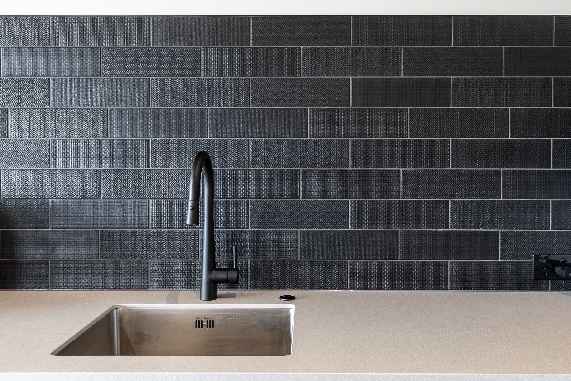 Brick Text Nero 90x300mm