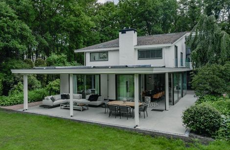 A Dutch villa: modern and in the middle of nature
