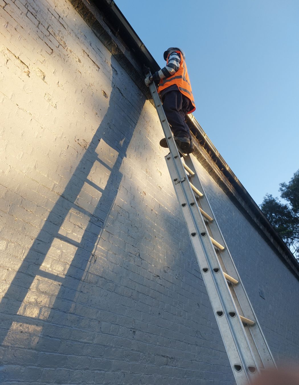 Making a note on how much material caught in spouting