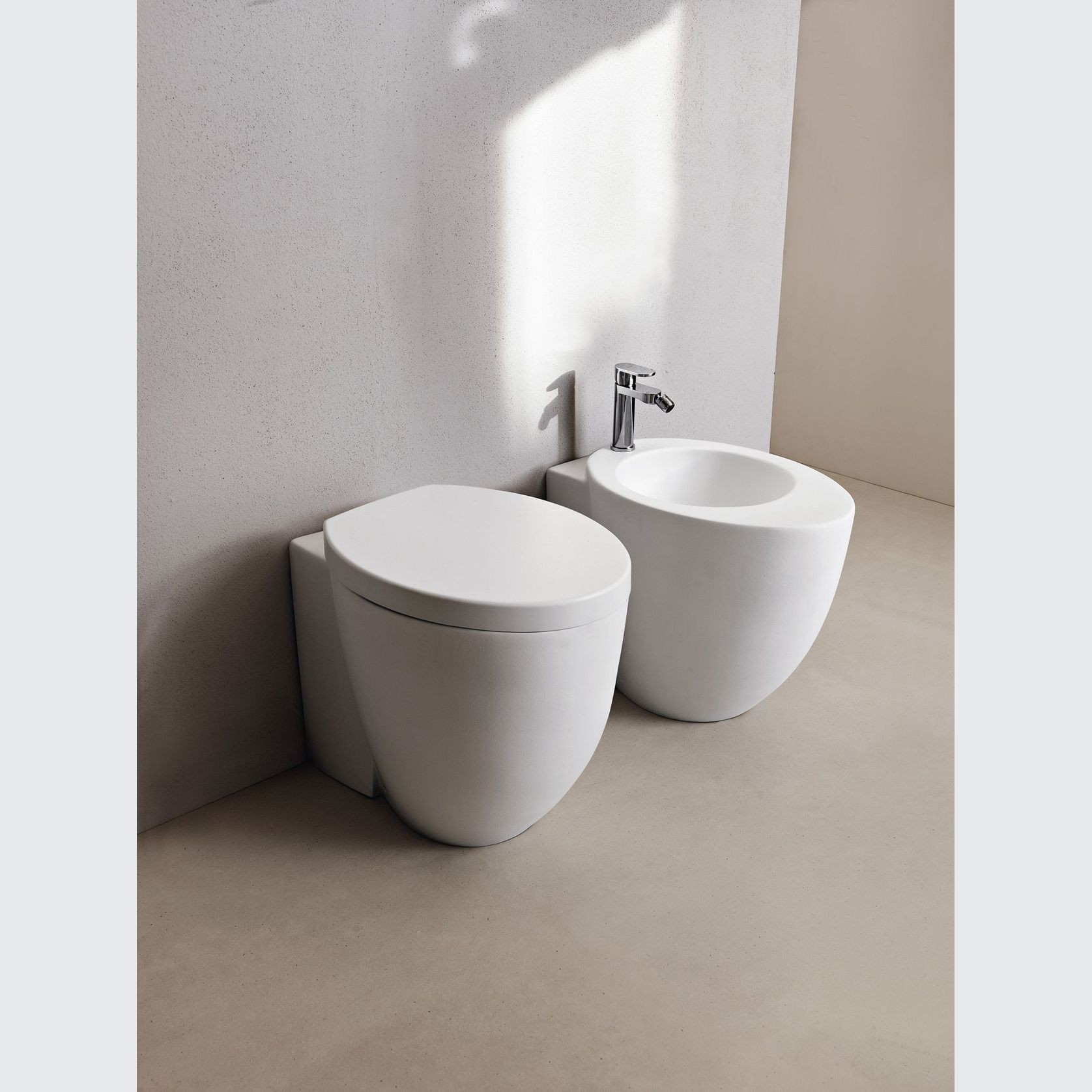 Le Giare Back to Wall Toilet and Bidet by cielo gallery detail image