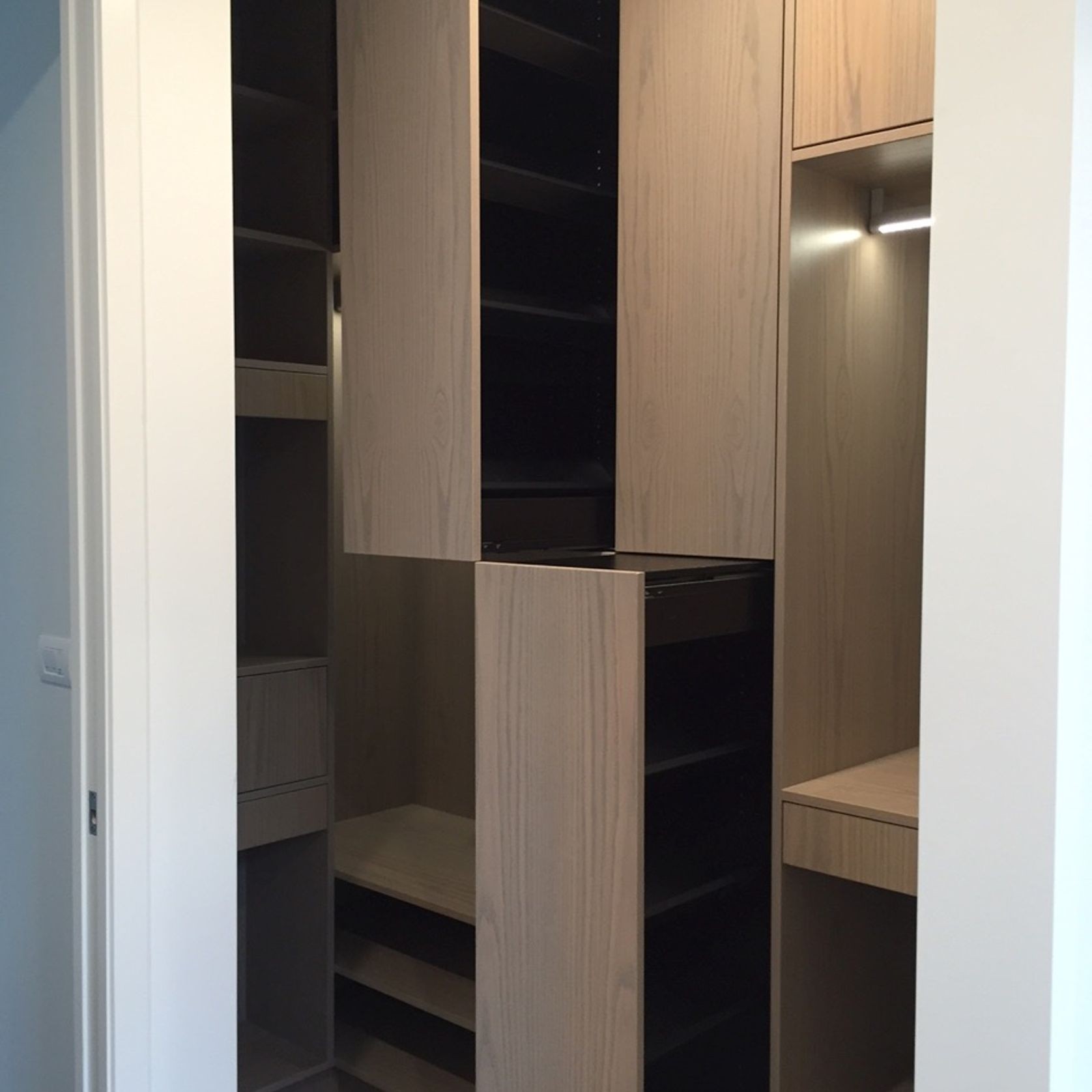 Custom Wardrobe gallery detail image