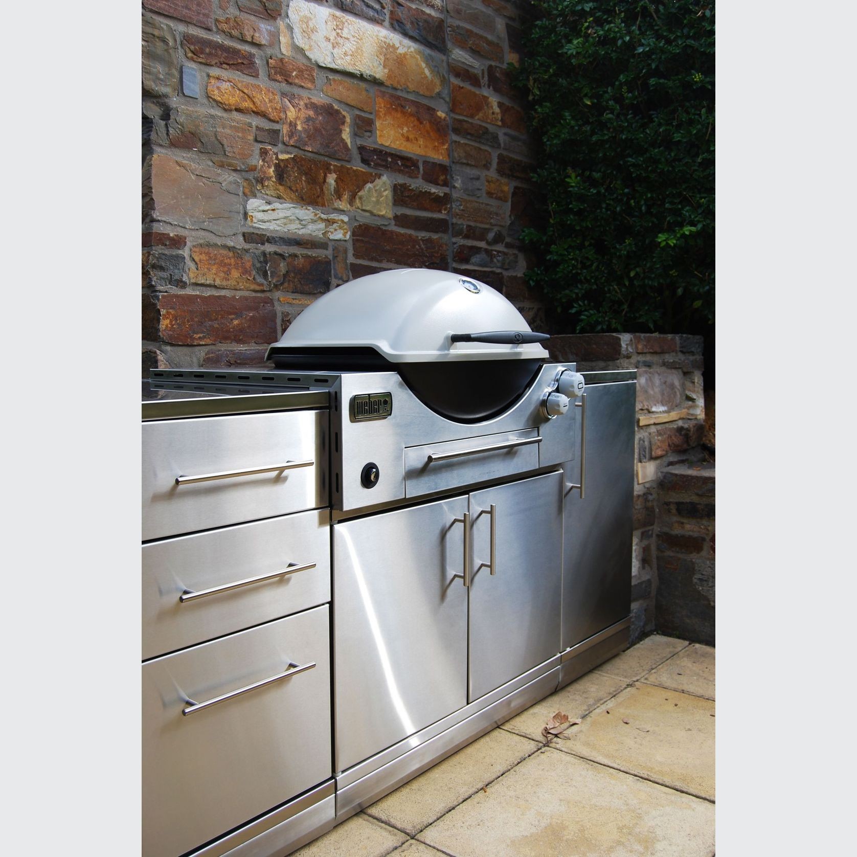 Q3600 Built-in Family BBQ by Weber gallery detail image