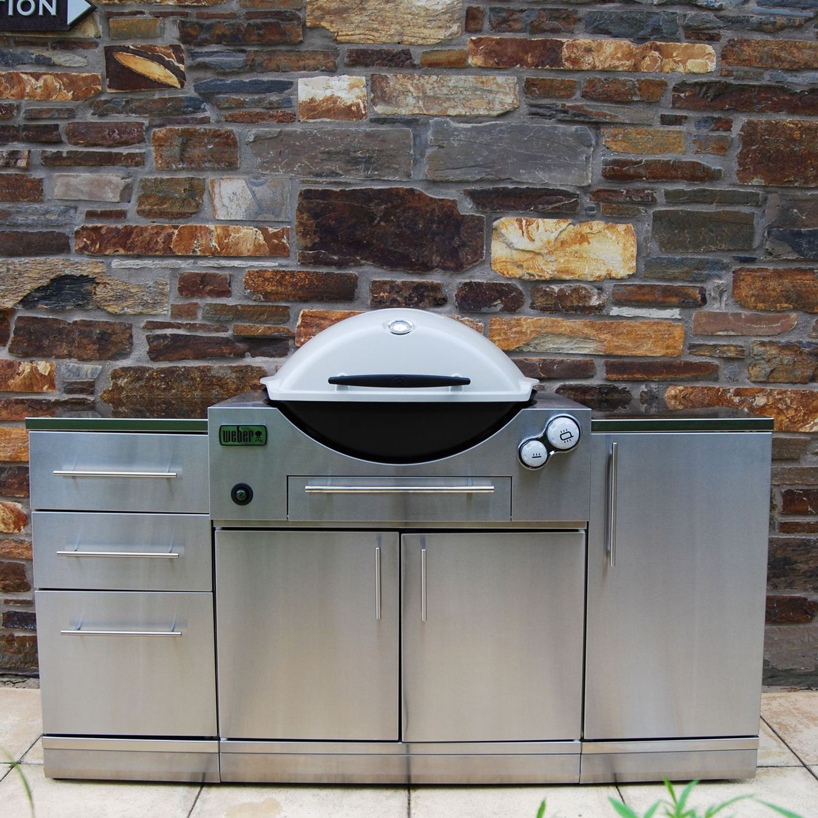 Q3600 Built-in Family BBQ by Weber gallery detail image